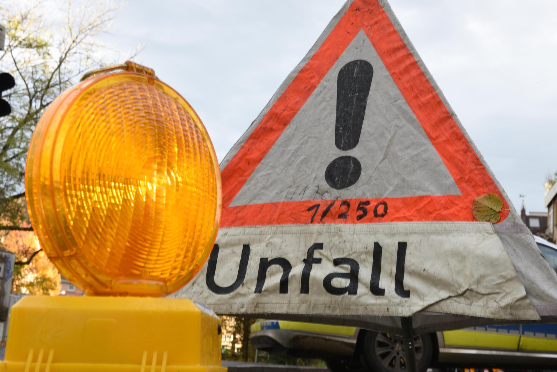Aufgrund eines schweren Unfalls war die Kreisstraße AS 7 bei Vilshofen am Freitagvormittag komplett gesperrt. (Symbolbild: Patrick Seeger/dpa)