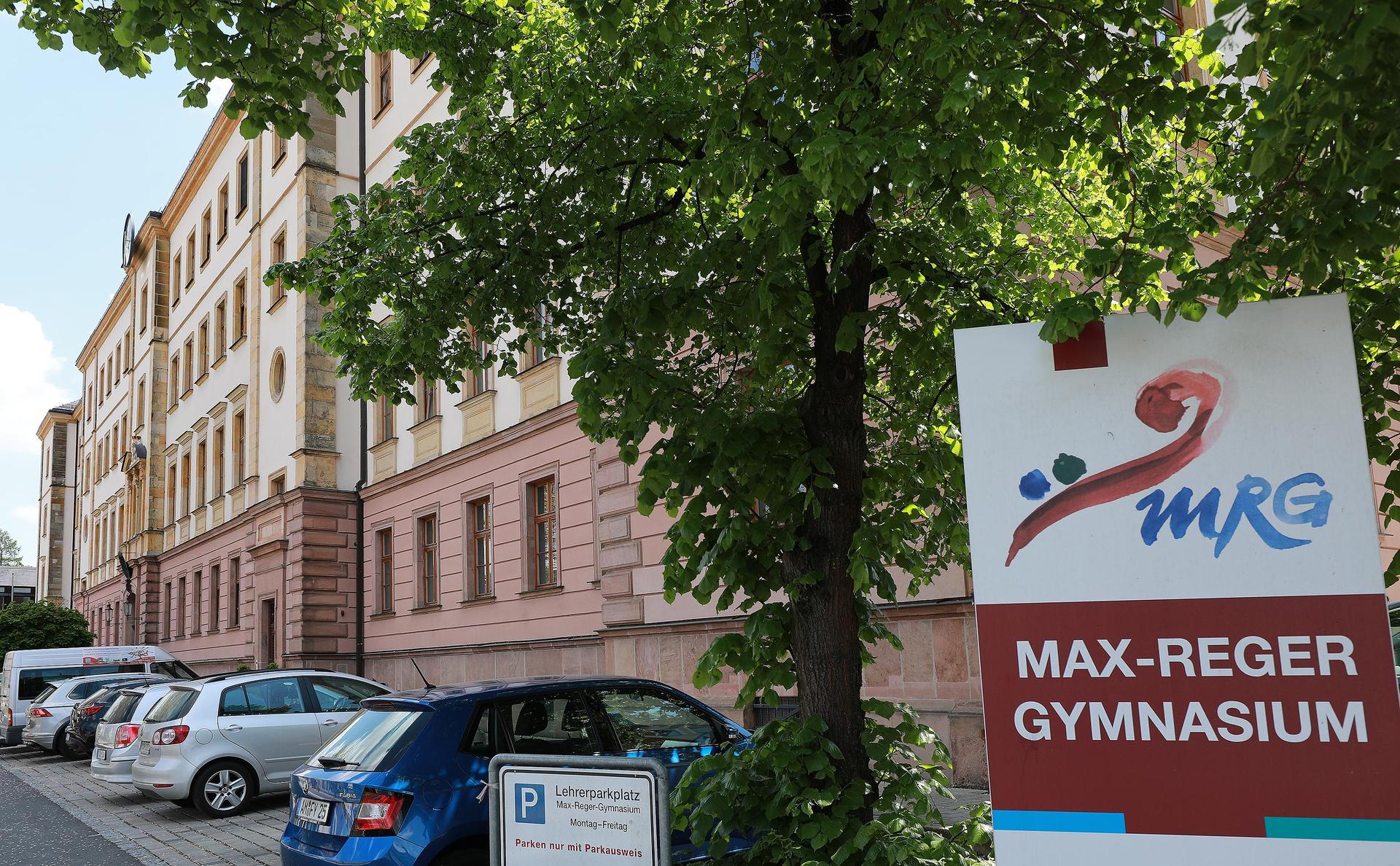 Das Max-Reger-Gymnasium ist eine der neuen Haltestellten auf der Fahrt der Linie 454. (Symbolbild: Wolfgang Steinbacher)