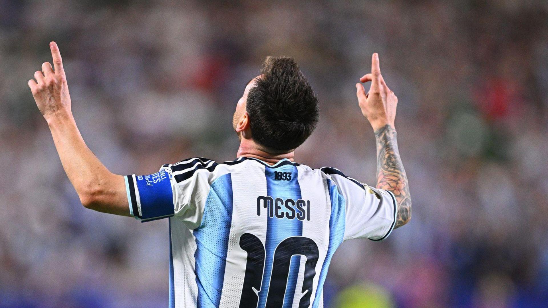 Lionel Messi bejubelt einen seiner drei Treffer gegen Algerien.  (Bild: Tom Weller/dpa)