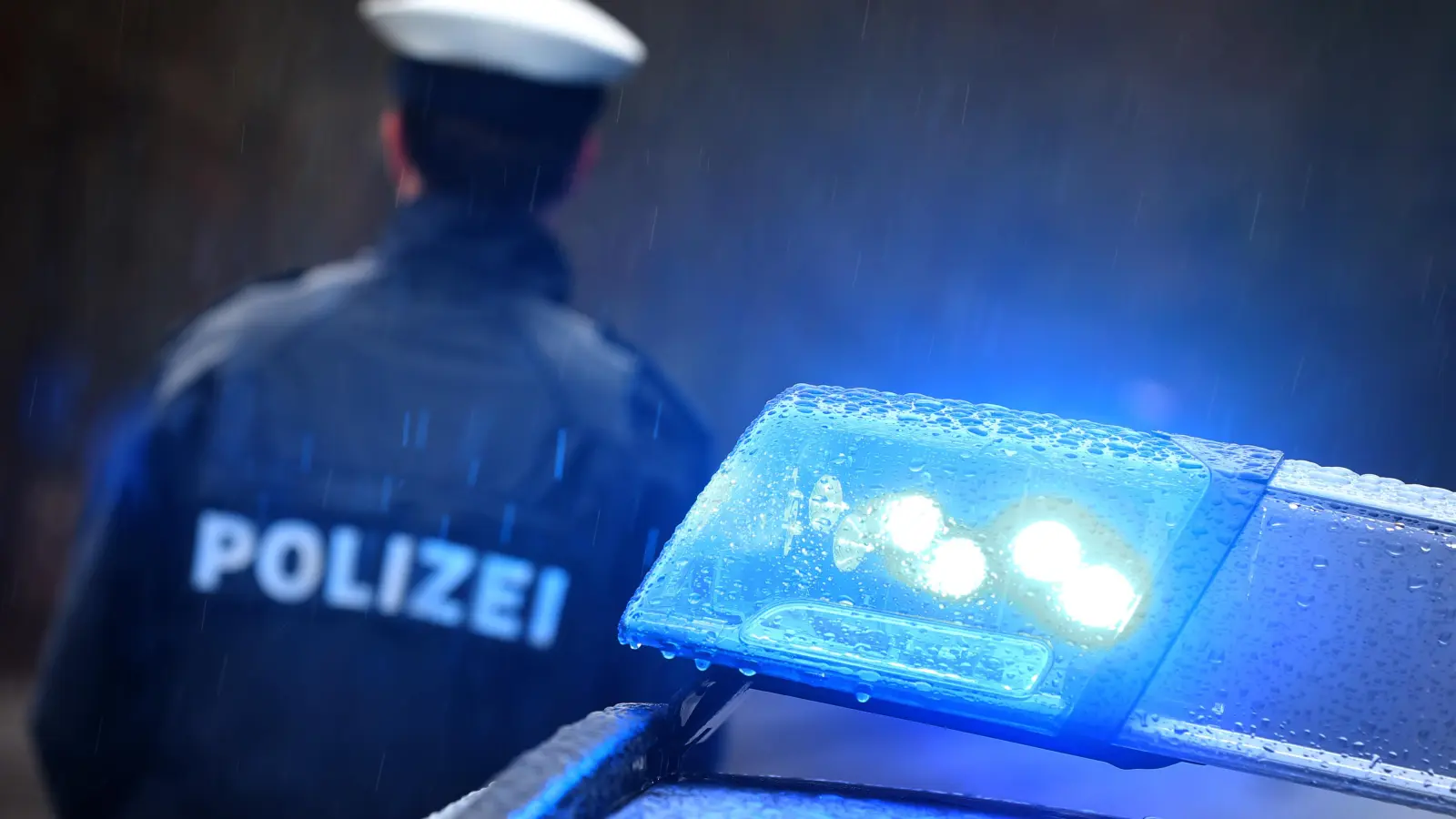 Ein 31-jähriger Mann verletzt am Bahnhof in Amberg einen Passanten. Die Polizei nimmt ihn fest. (Symbolbild: Karl-Josef Hildenbrand/dpa)