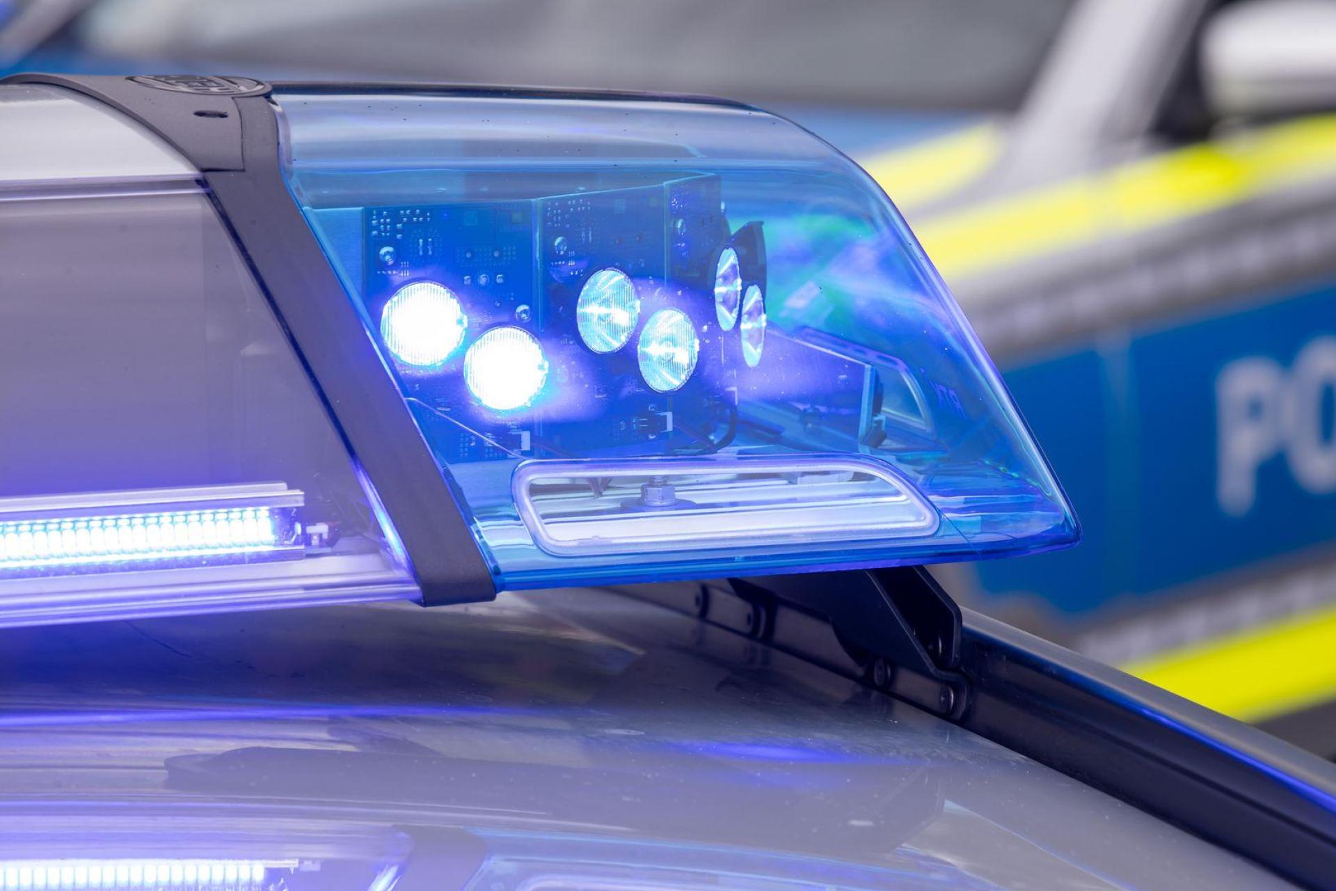 Eine 59-jährige Frau wurde in Amberg beim Diebstahl von Bekleidung erwischt. (Symbolbild: Daniel Karmann/dpa)