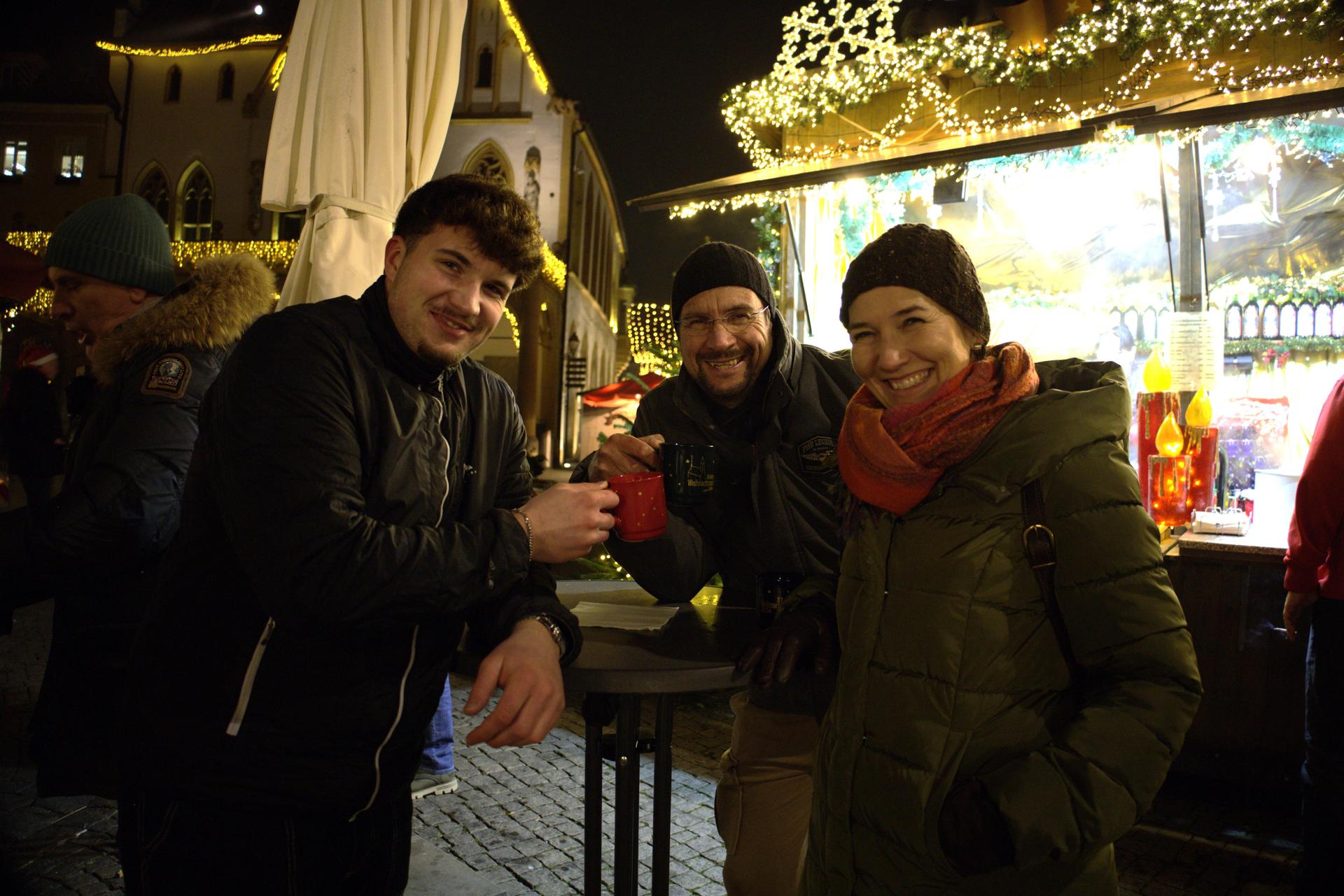 Karaoke auf dem Amberger Weihnachtsmarkt. Das sind die besten Bilder. (Bild: mni)