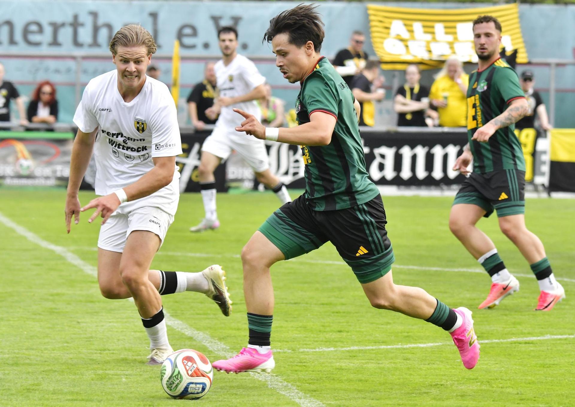 Tanyel Deliboyraz (Mitte) sorgte für das 1:1 der DJK Ammerthal in Stadeln. (Bild: Hubert Ziegler)