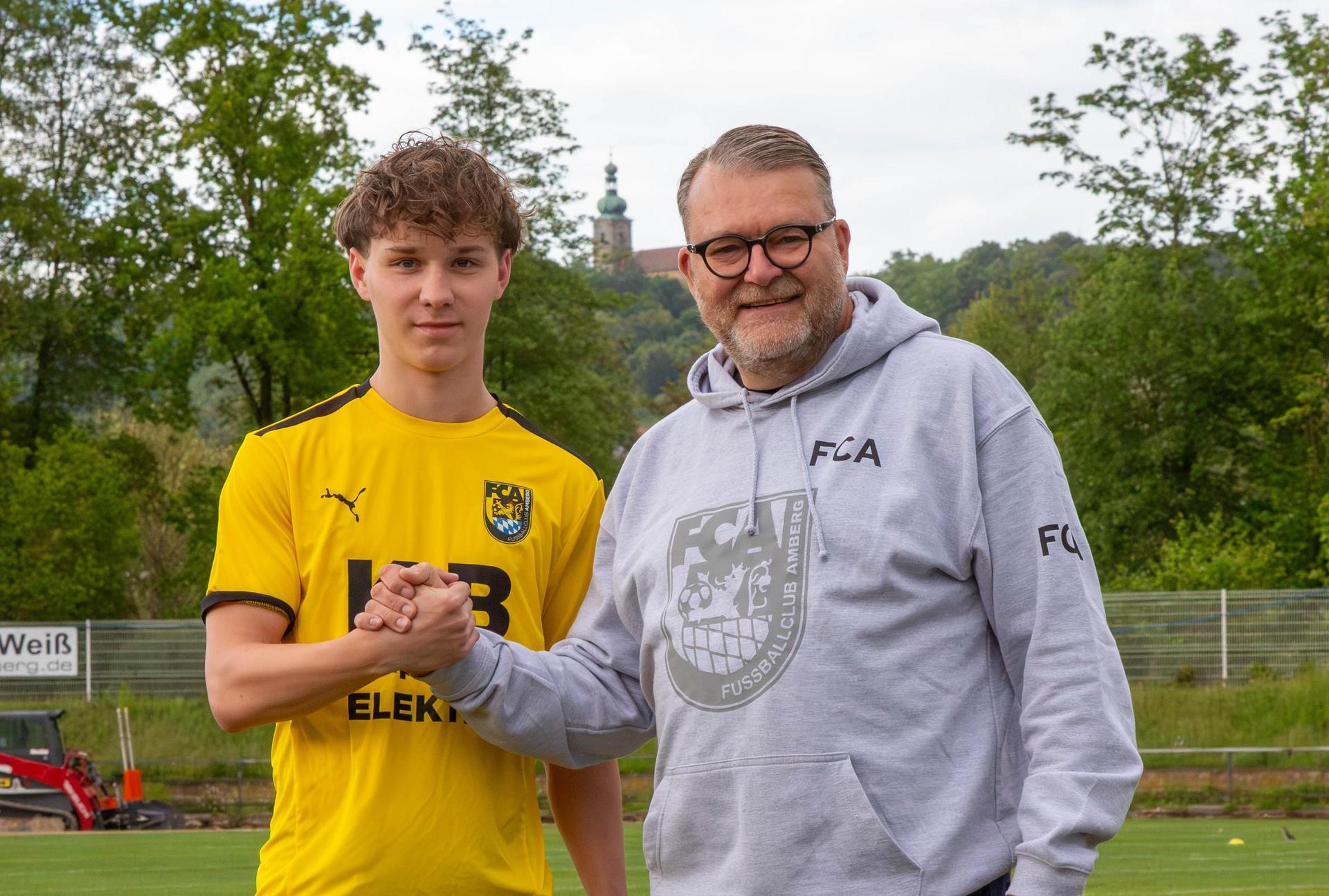 Jonas Tepper (links) mit Teammanager Andreas Wagner.  (Bild: Matthias Reuß/FC Amberg)
