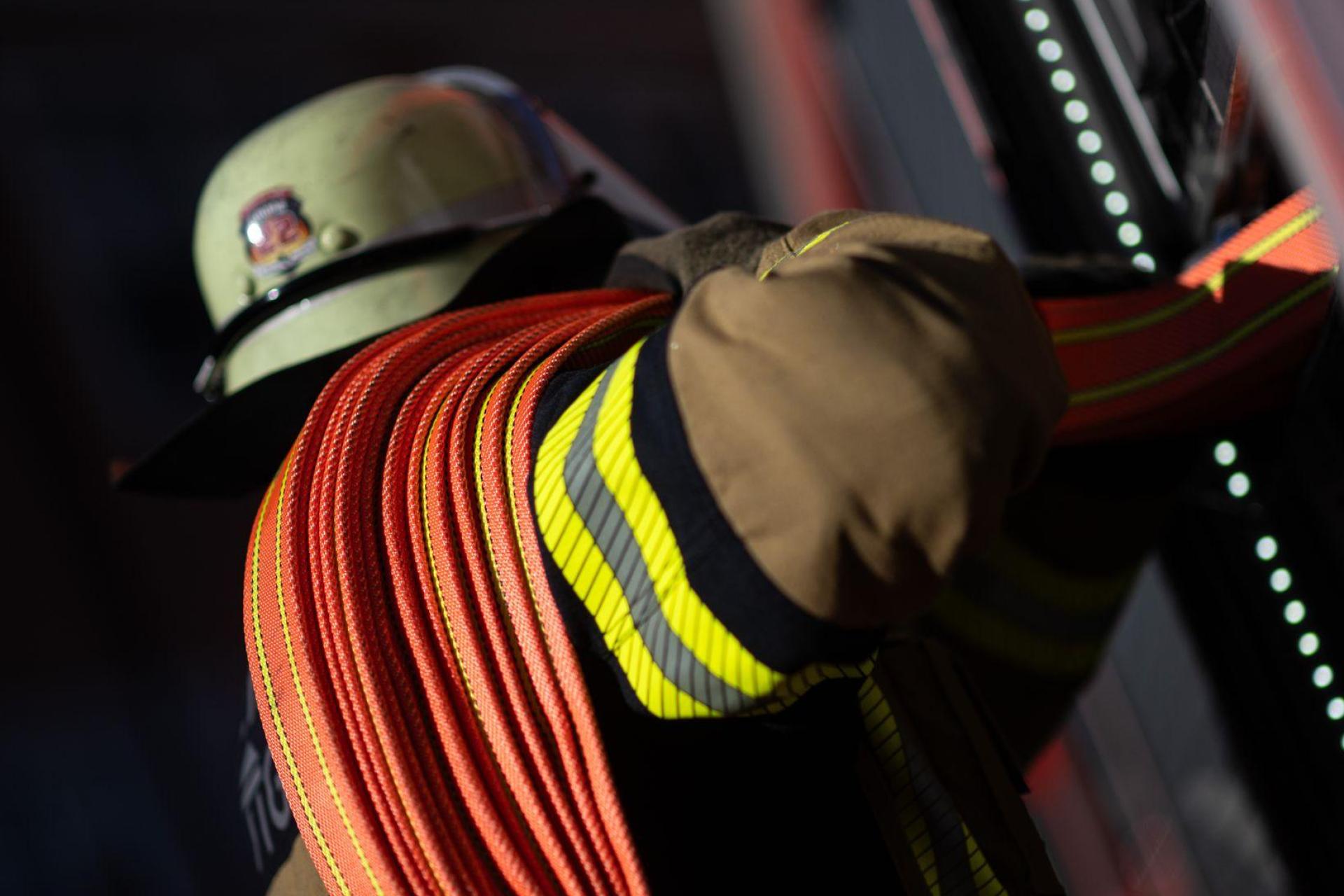 Ein Mann wurde in dem Haus tot gefunden. (Symbolbild) (Bild: Marijan Murat/dpa)