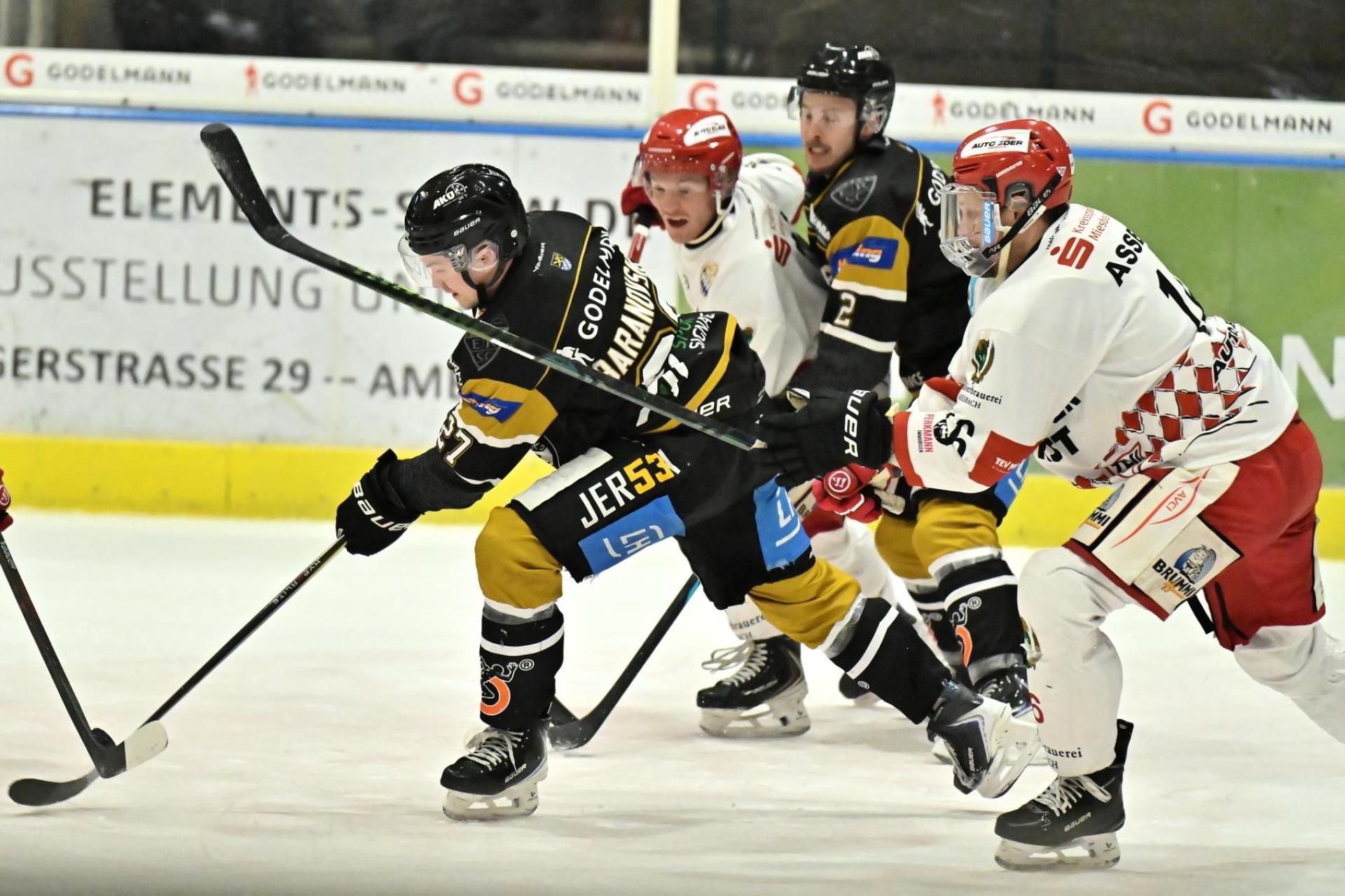 Roberts Baranovskis (Mitte) vom ERSC Amberg kann sich in dieser Szene an der Scheibe behaupten.  (Bild: Hubert Ziegler)