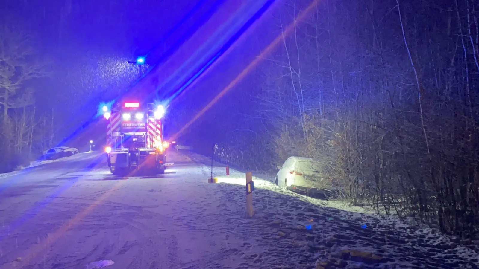 Ein Auto gerät bei Sulzbach-Rosenberg bei Glätte in den Gegenverkehr. Es gibt mehrere Verletzte. (Bild: PI Sulzbach-Rosenberg)