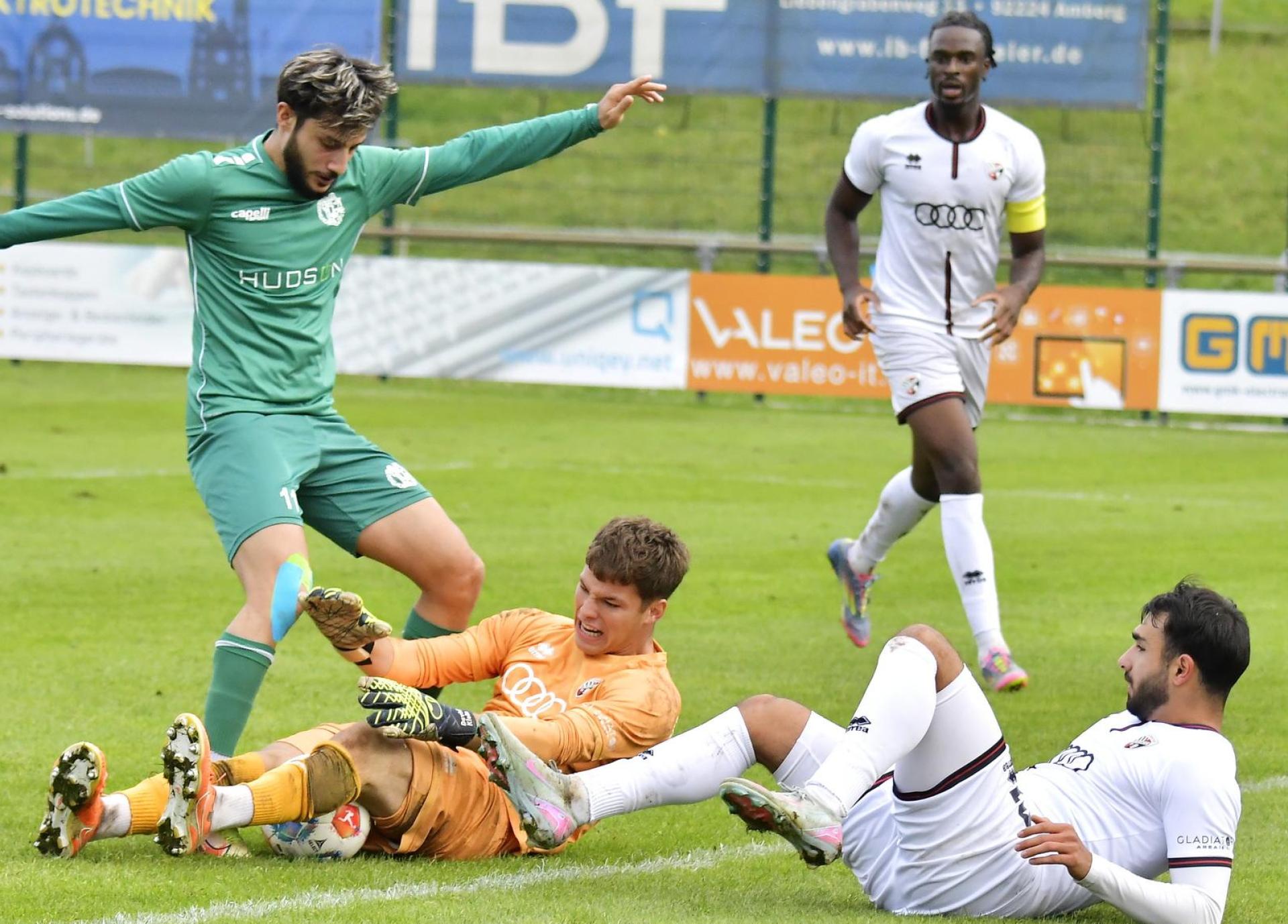 Fatih Boynuegrioglu (links) spielt ab sofort nicht mehr für die DJK Gebenbach. (Bild: Hubert Ziegler)