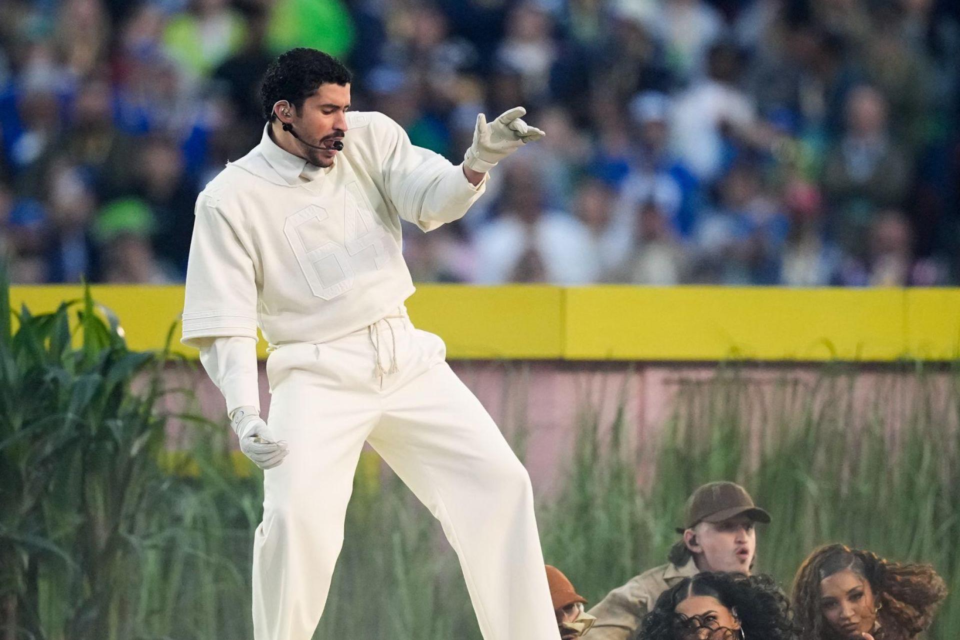 Der puerto-ricanische Künstler Bad Bunny hat eine spektakuläre Halbzeit-Show beim Superbowl in Santa Clara hingelegt.  (Bild: Julio Cortez/AP/dpa)