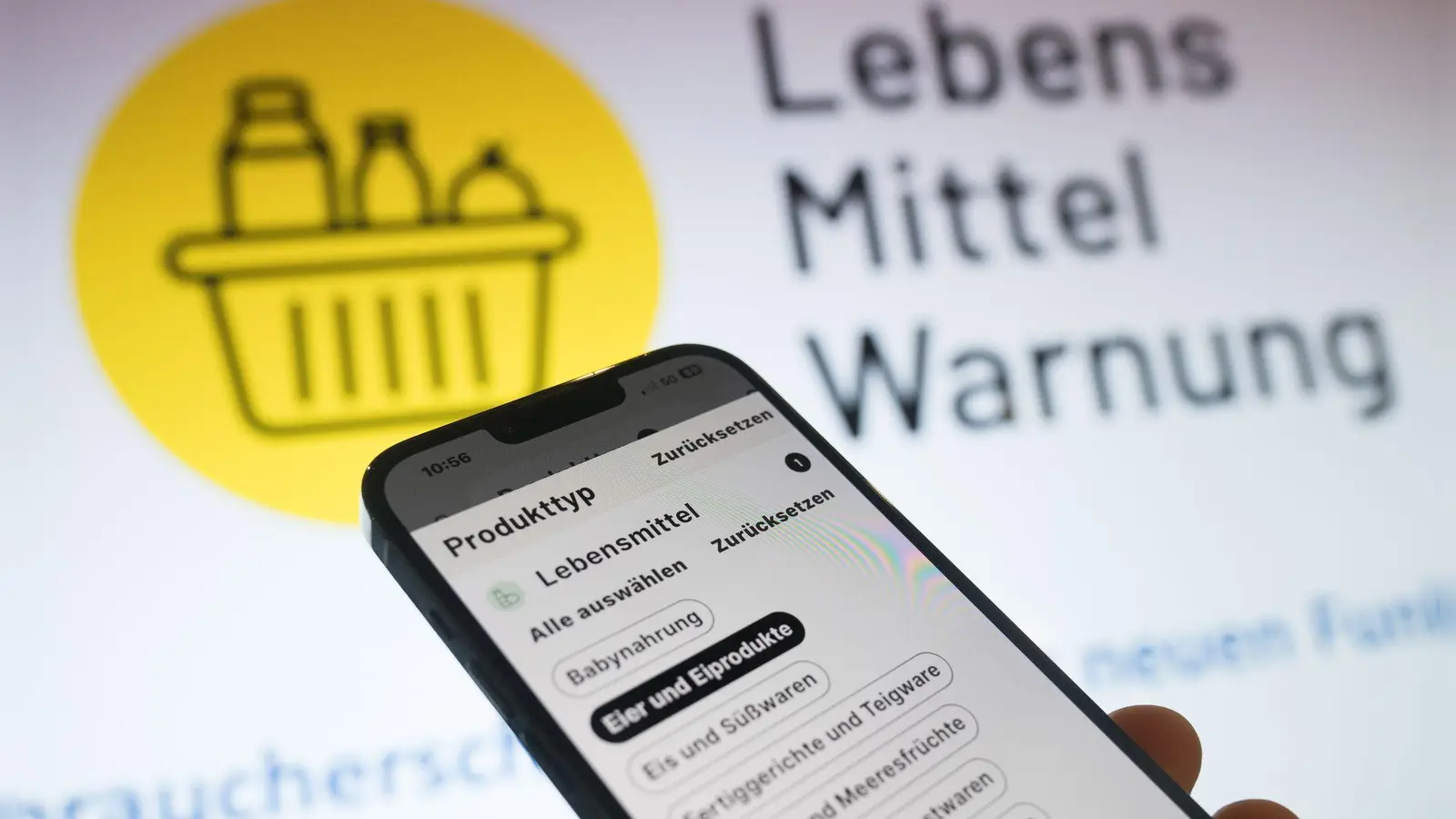 Ein asiatisches Gericht wird wegen Keimbelastung zurückgerufen. (Symbolbild: Sebastian Gollnow/dpa)
