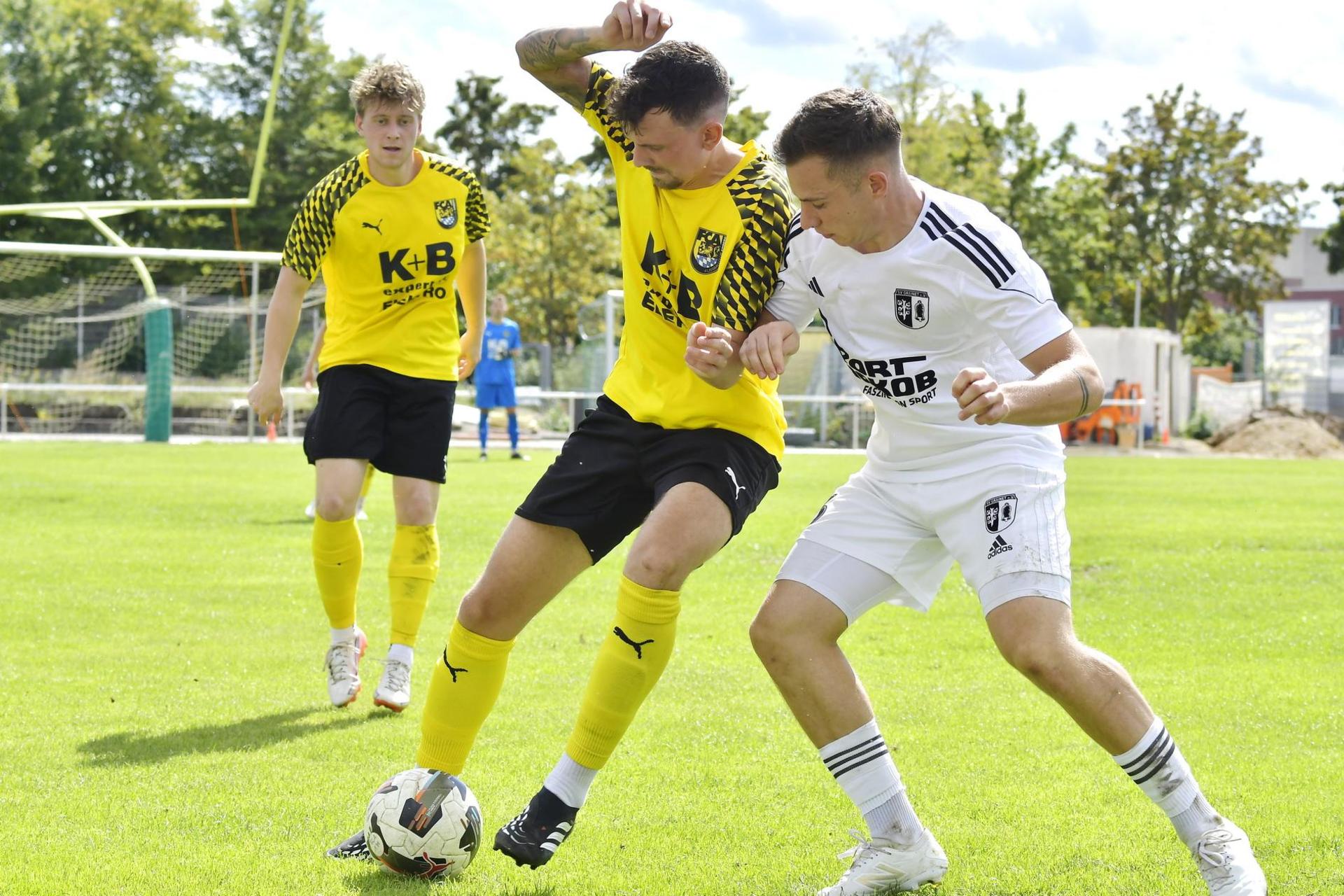 Der FC Amberg (gelb) sicherte sich im Spiel gegen Bad Abbach einen Punkt.  (Archivbild: Hubert Ziegler)
