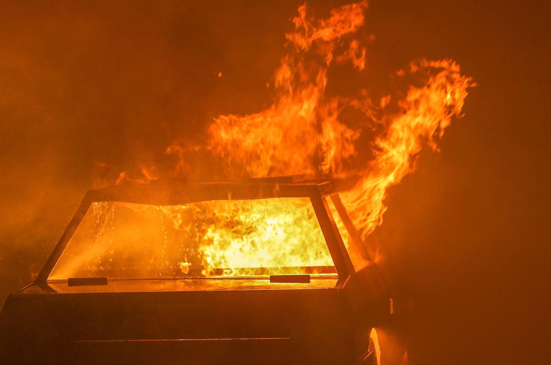 Ein Auto ist in einem Waldstück bei Velburg (Landkreis Neumarkt) in Brand geraten.  (Symbolbild: David Young/dpa)
