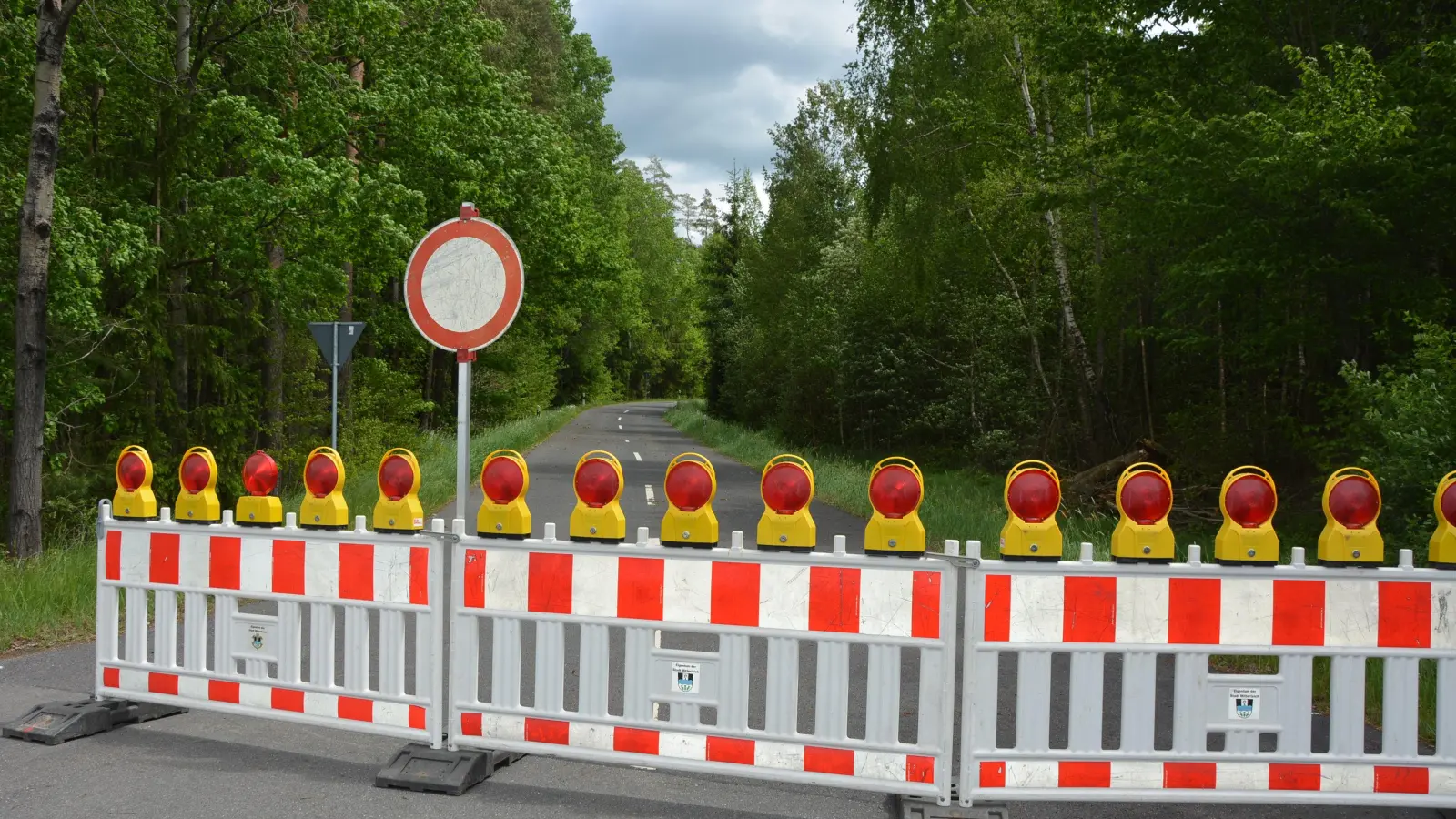 Wegen Fahrbahnerneuerung wird ein Teilabschnitt der Straße zwischen Högen und Sunzendorf für den Verkehr komplett gesperrt werden. (Symbolbild: jr)