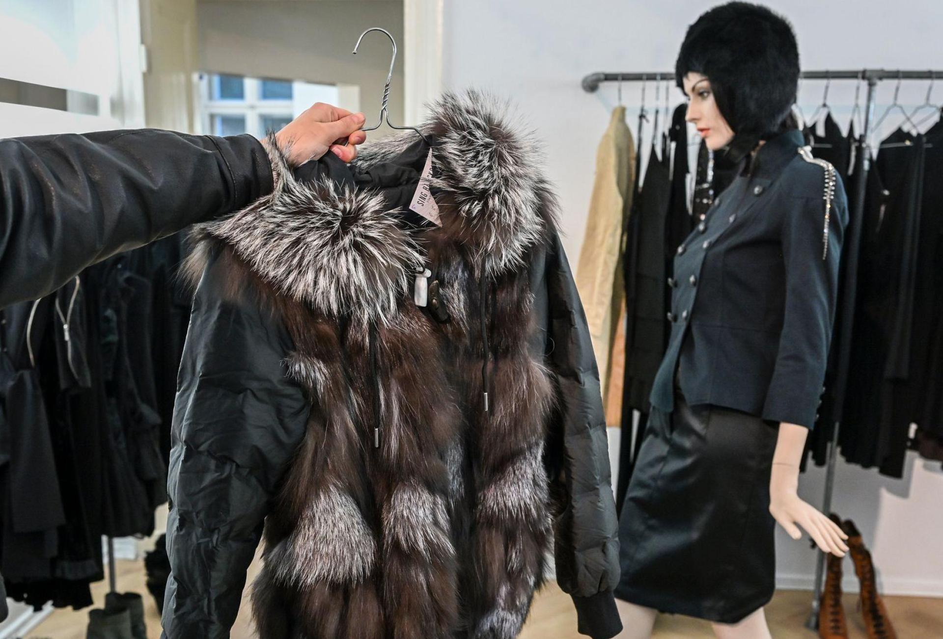 Pelze sind wieder salonfähig - vor allem, wenn es gebrauchte Stücke sind.  (Bild: Jens Kalaene/dpa)