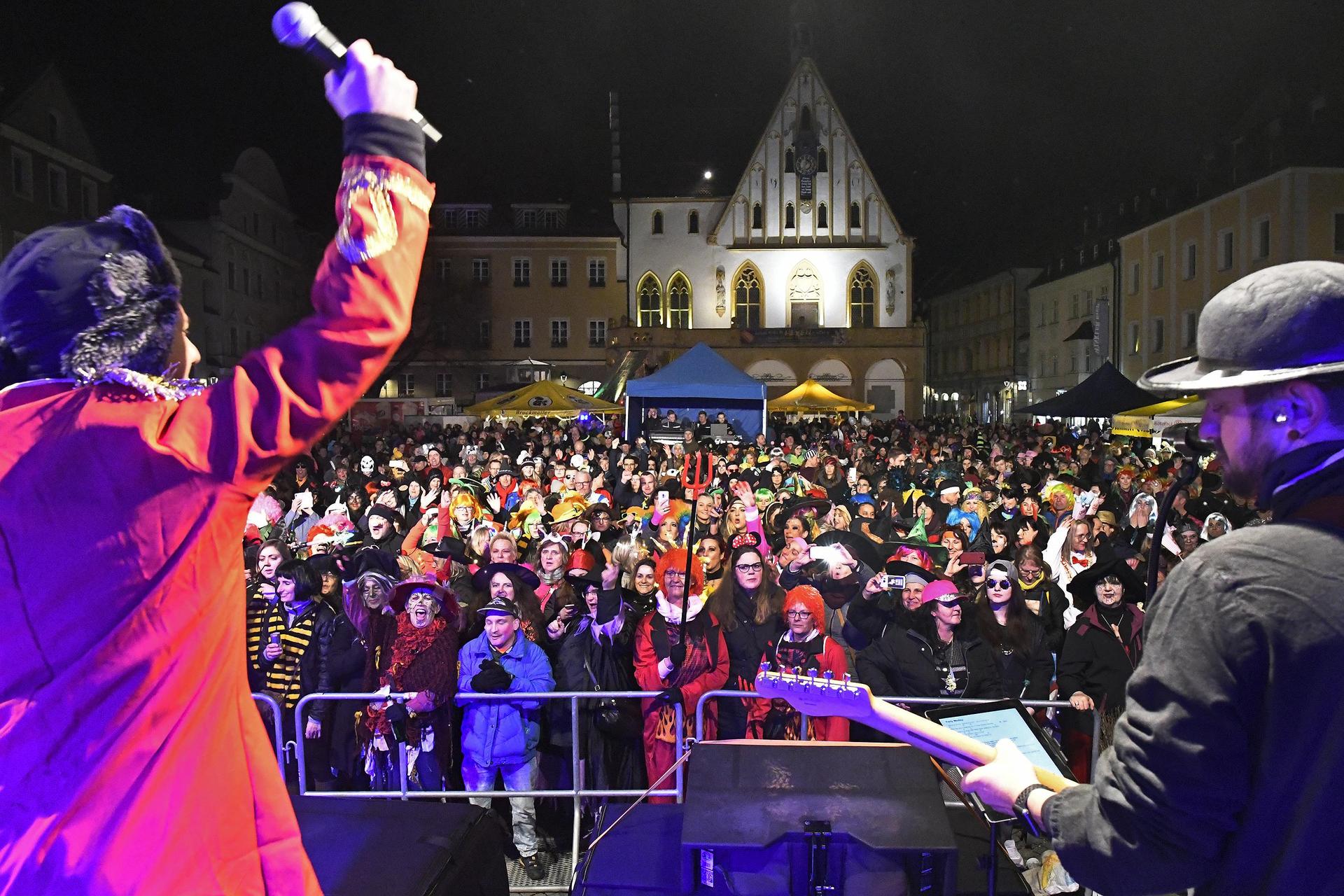 Torsten (links) und Stifi (rechts) von den Quertreibern in ihrem Element: Mit Instrument und Mikro auf der Bühne. (Archivbild: Petra Hartl)