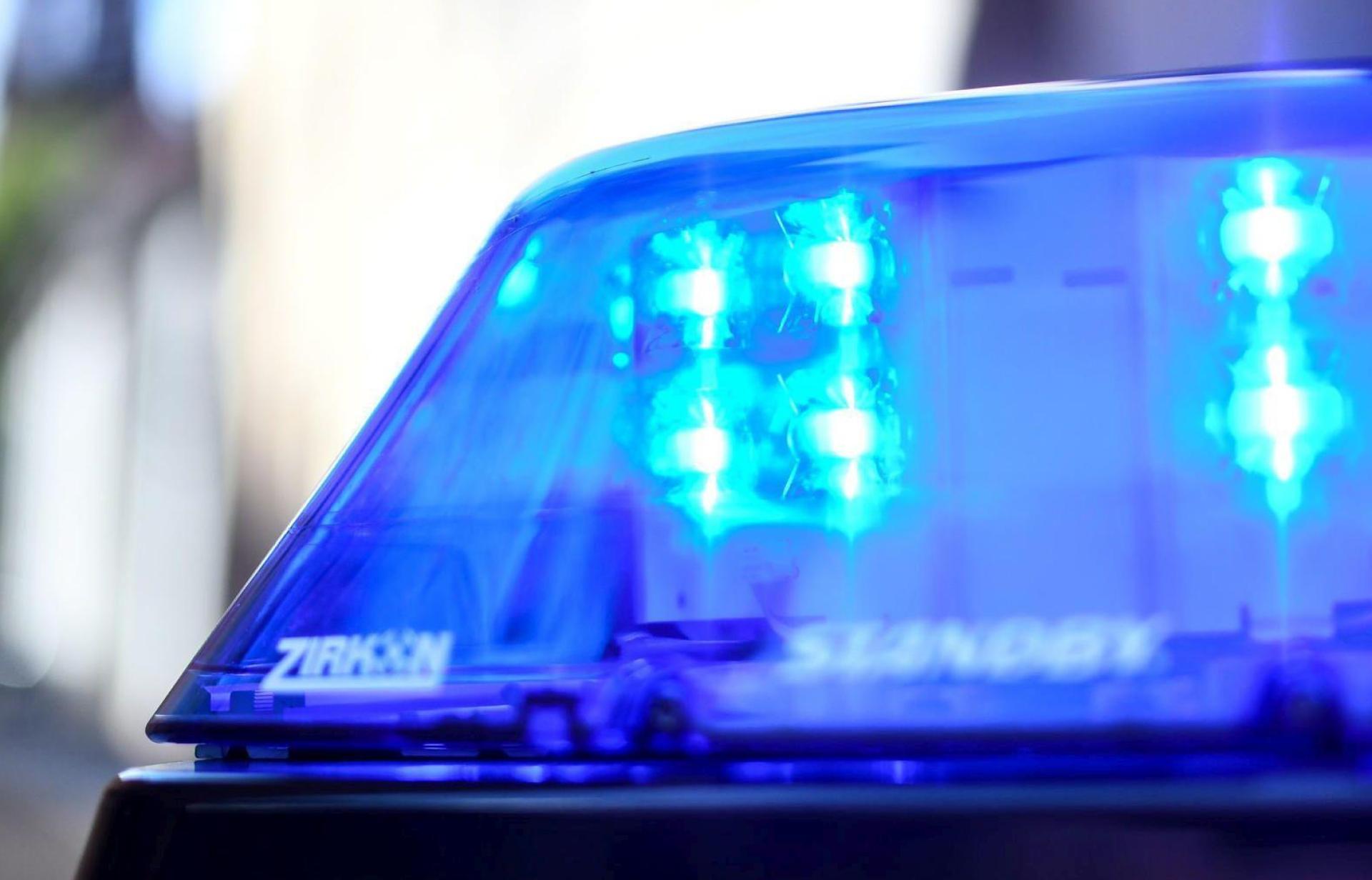 Weil ein 17-Jähriger in einem Schnellrestaurant eine scheinbar echte Waffe aus seiner Bauchtasche holt, hat er nun eine Anzeige am Hals.  (Symbolbild: Patrick Seeger/dpa)