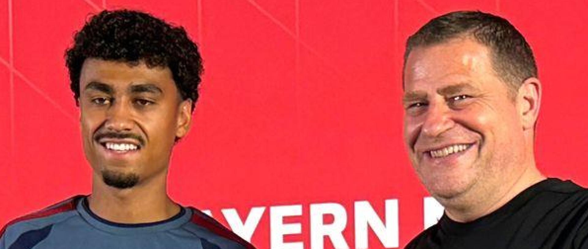 Bayern-Neuzugang Nathaniel Brown (l) und Sportvorstand Max Eberl (r) sprachen über die Bayern-Ziele. (Bild: Christian Kunz/dpa)