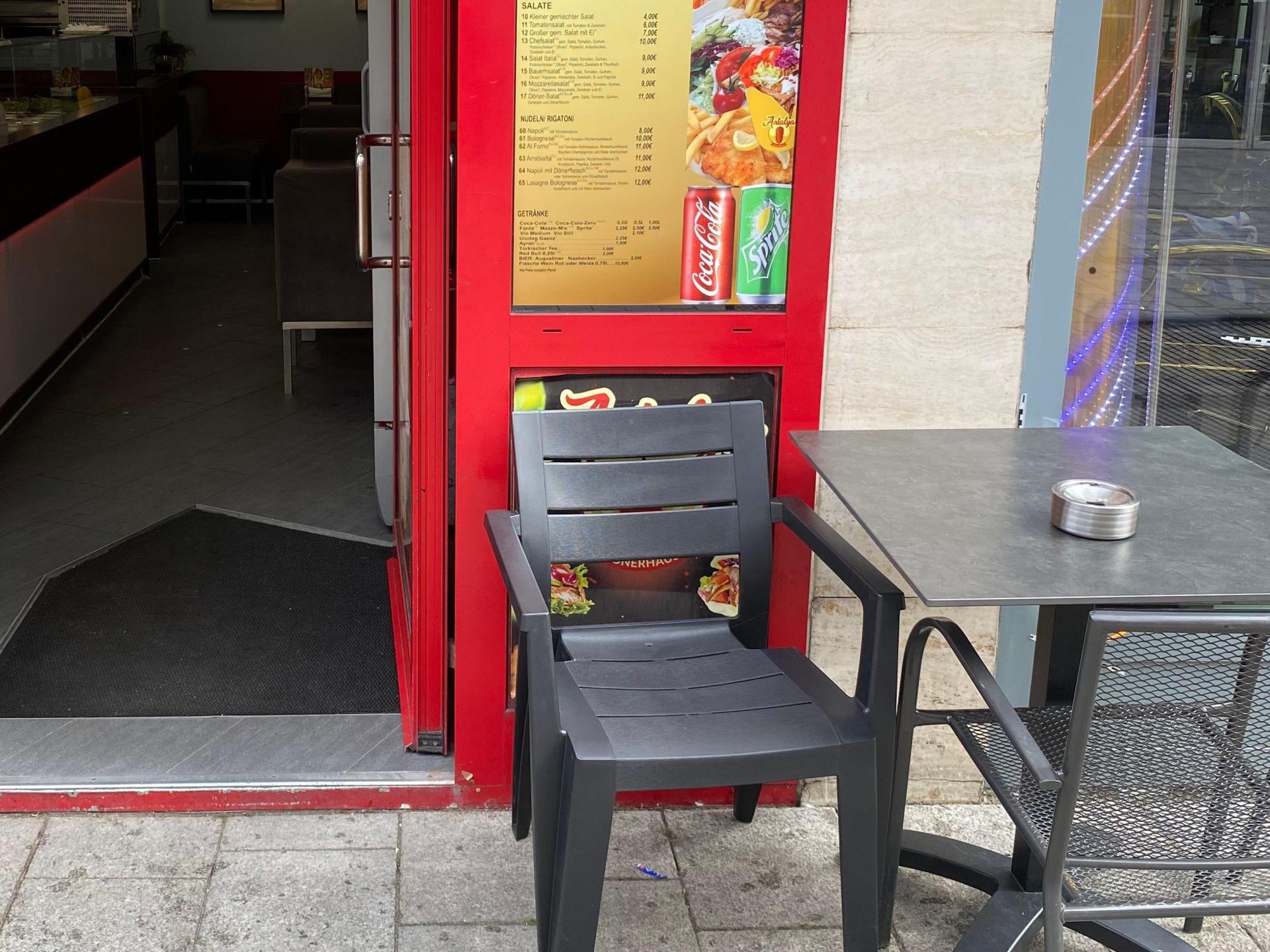 Ein Auto fuhr in Schwandorf in einen Freisitz und verletzte drei Personen.  (Bild: sbö)