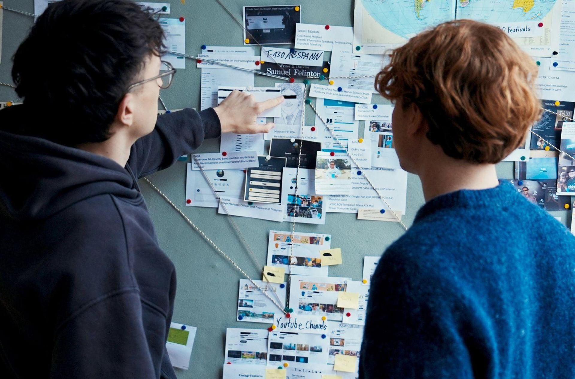 Julius und Moritz wollen den Filmdieb stellen. (Bild: Benedikt Hugendubel/MDR/dpa)