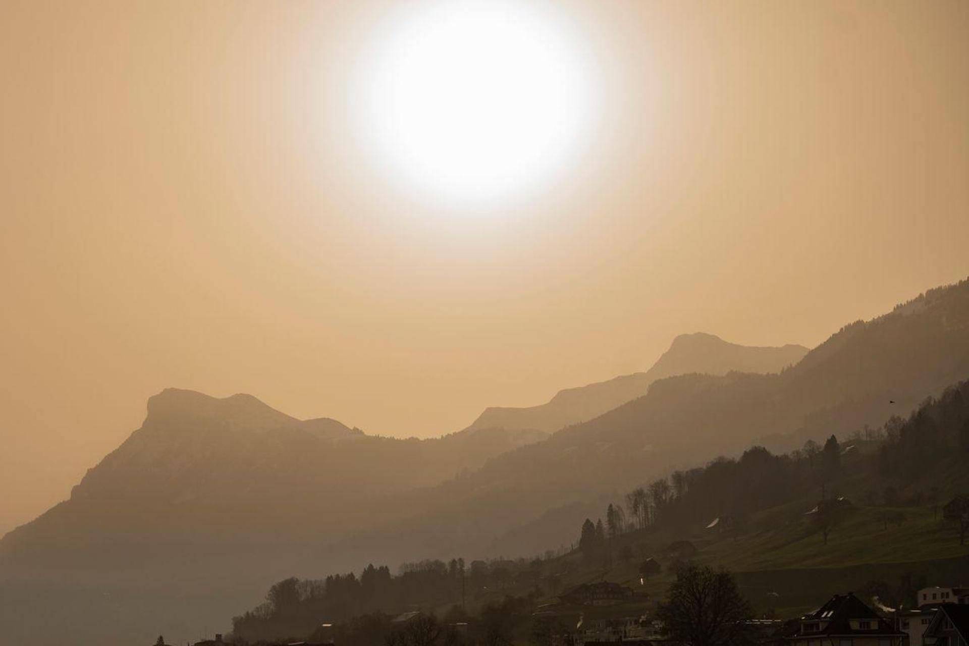 Der Saharastaub kann die Sonne milchig wirken lassen.  (Bild: Urs Flueeler/KEYSTONE/dpa)