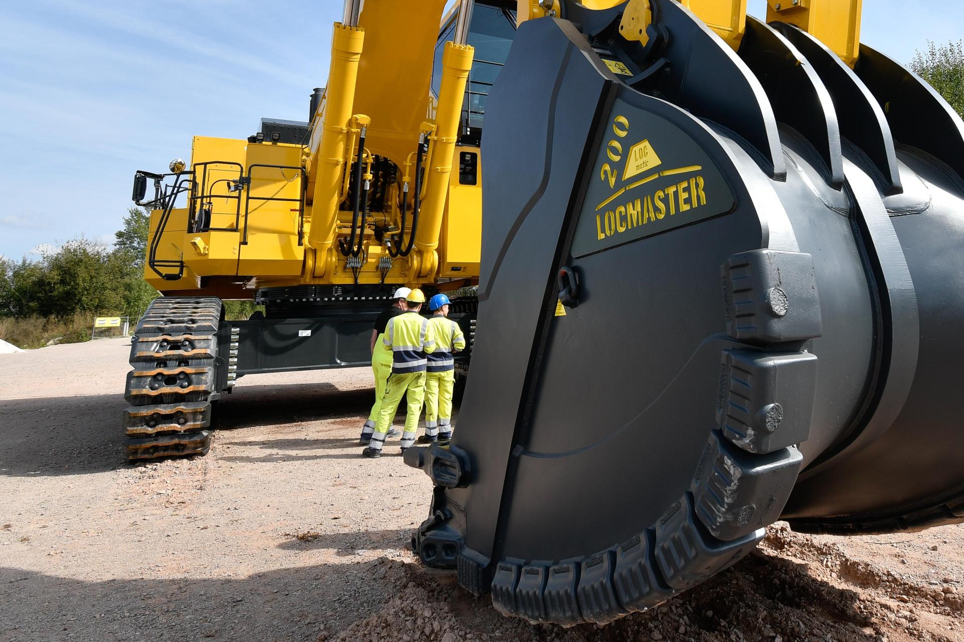 Die Schaufel des Baggers hat ein Fassungsvermögen von siebeneinhalb Kubikmetern. Das bedeutet, dass der Inhalt von 7.500 Wasserflaschen in die Schaufel passen würde.  (Bild: Petra Hartl)