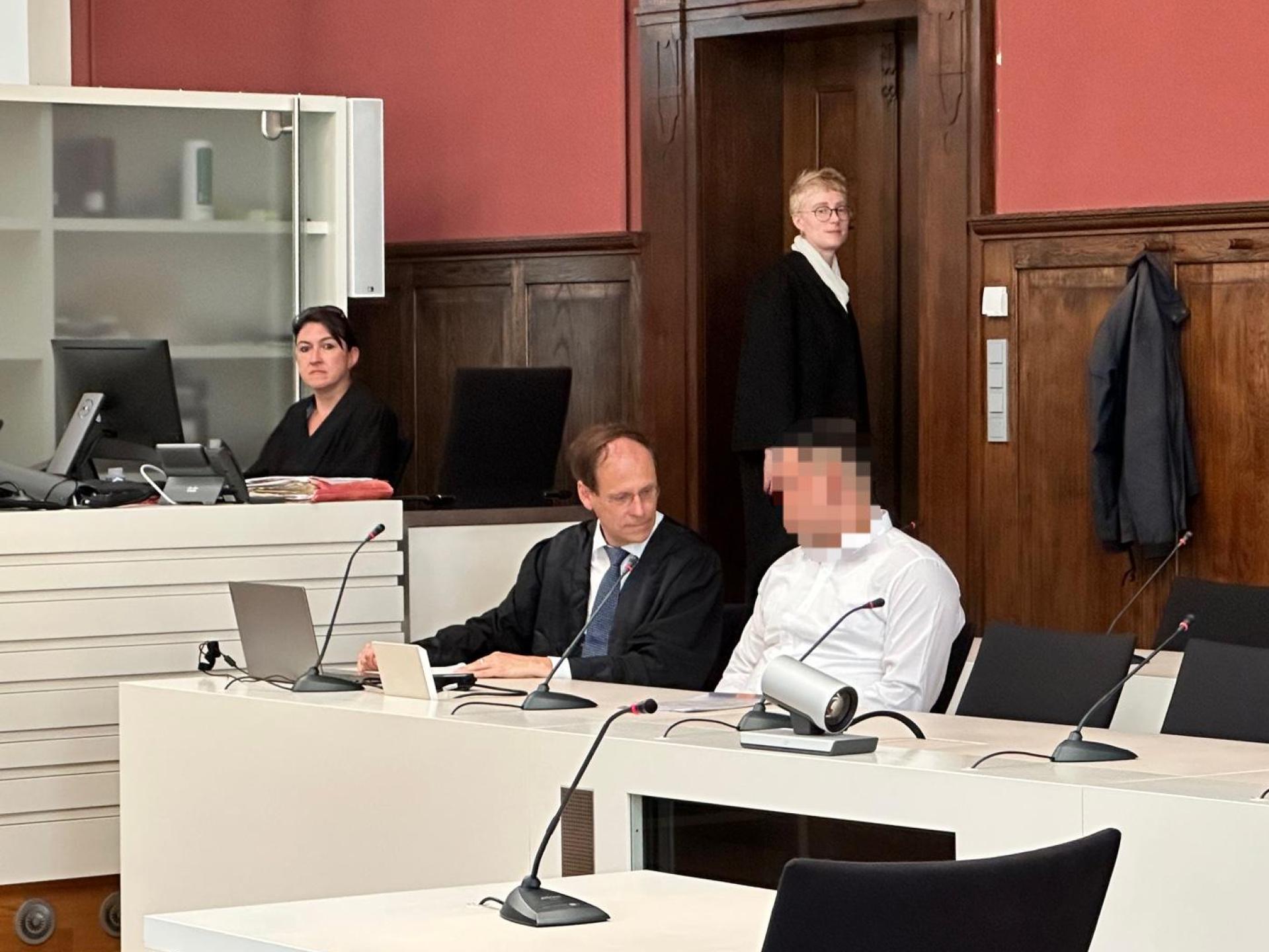 Ein Angeklagter aus dem Landkreis Schwandorf musste sich vor dem Landgericht Amberg verantworten, weil er seinen Vater und dessen Ex-Partnerin schwer misshandelt haben soll. (Archivbild: Stefanie Kraus)