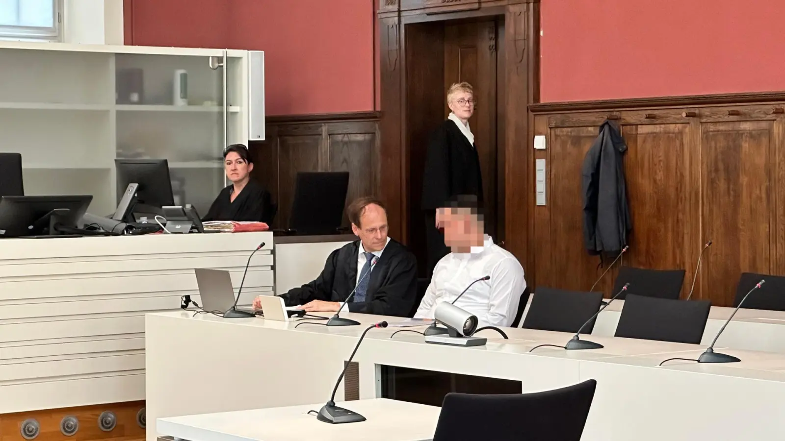 Ein Angeklagter aus dem Landkreis Schwandorf musste sich vor dem Landgericht Amberg verantworten, weil er seinen Vater und dessen Ex-Partnerin schwer misshandelt haben soll. (Archivbild: Stefanie Kraus)