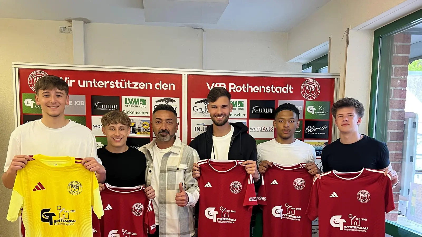 Hakan Boztepe (Dritter von links), präsentiert seine Neuzugänge: Paul Fischer, Eduard Baumbach, Noel Scheler, Matthew Carswell und Illia Podhorny.  (Bild: VfB Rothenstadt)