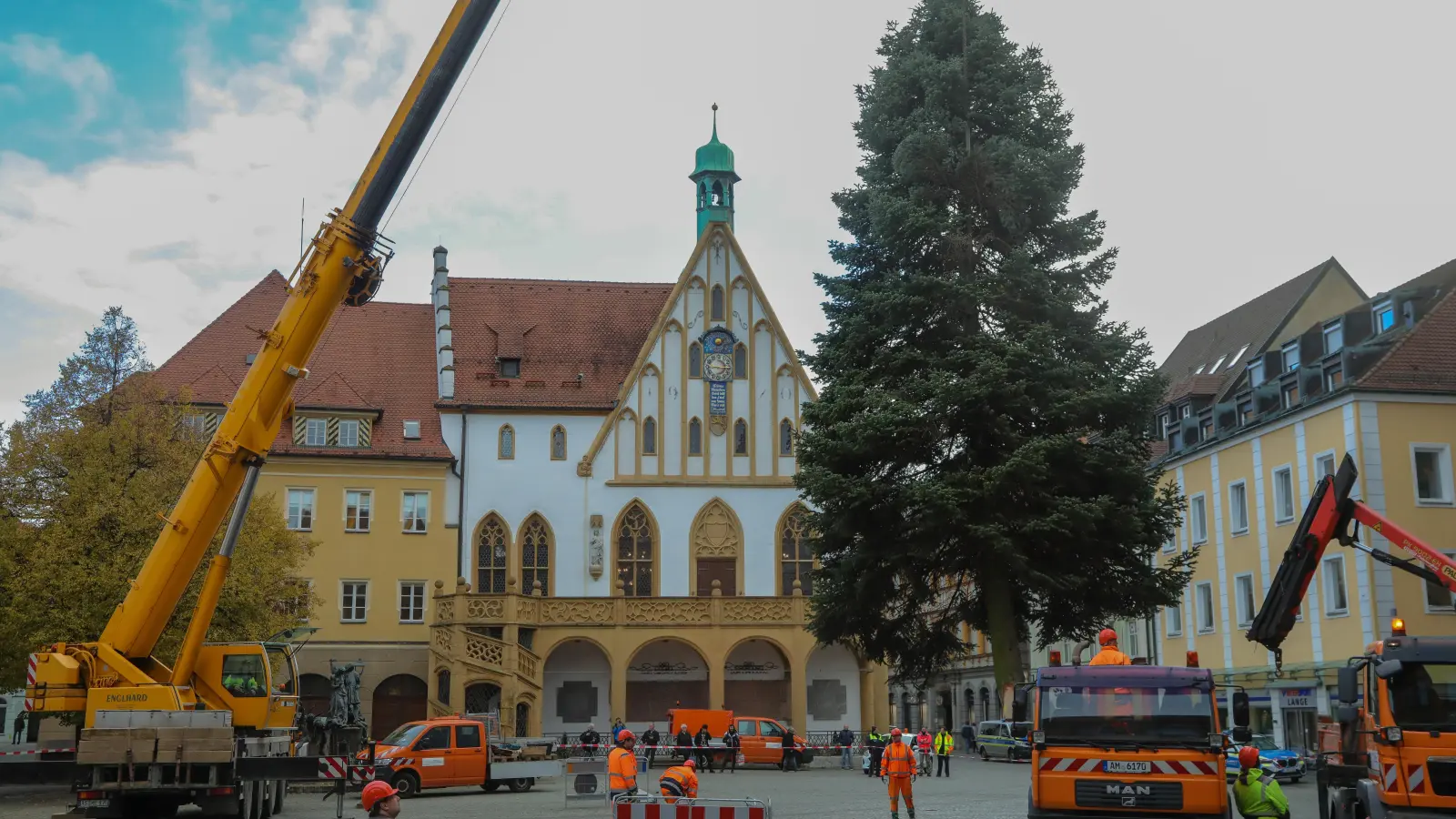 So sieht es aus, wenn der Weihnachtsbaum für den Marktplatz in Amberg angeliefert wird. Am Montag, 4. November, ist das wieder der Fall.  (Archivbild: Wolfgang Steinbacher)