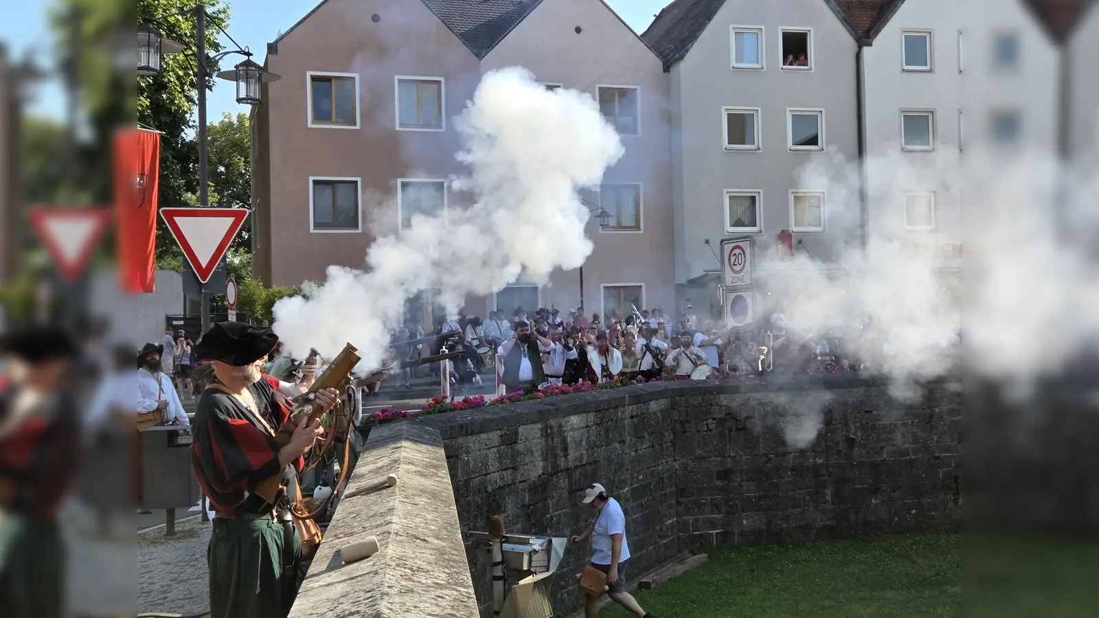 Bürgermeister Stefan Frank gab das Kommando: Mit drei donnernden Salven aus Musketen, Böllern und Kanonen schossen historische Gruppen das Altstadtfest an. (Bild: Tobias Gräf)