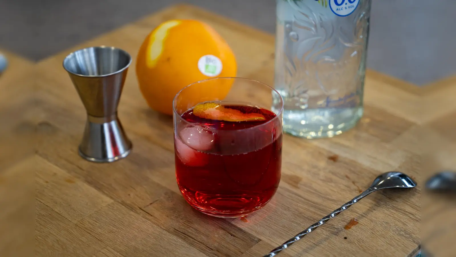 Optisch kaum vom Original zu entscheiden, geschmacklich nur ganz wenig: Der Virgin Negroni. (Bild: knz)