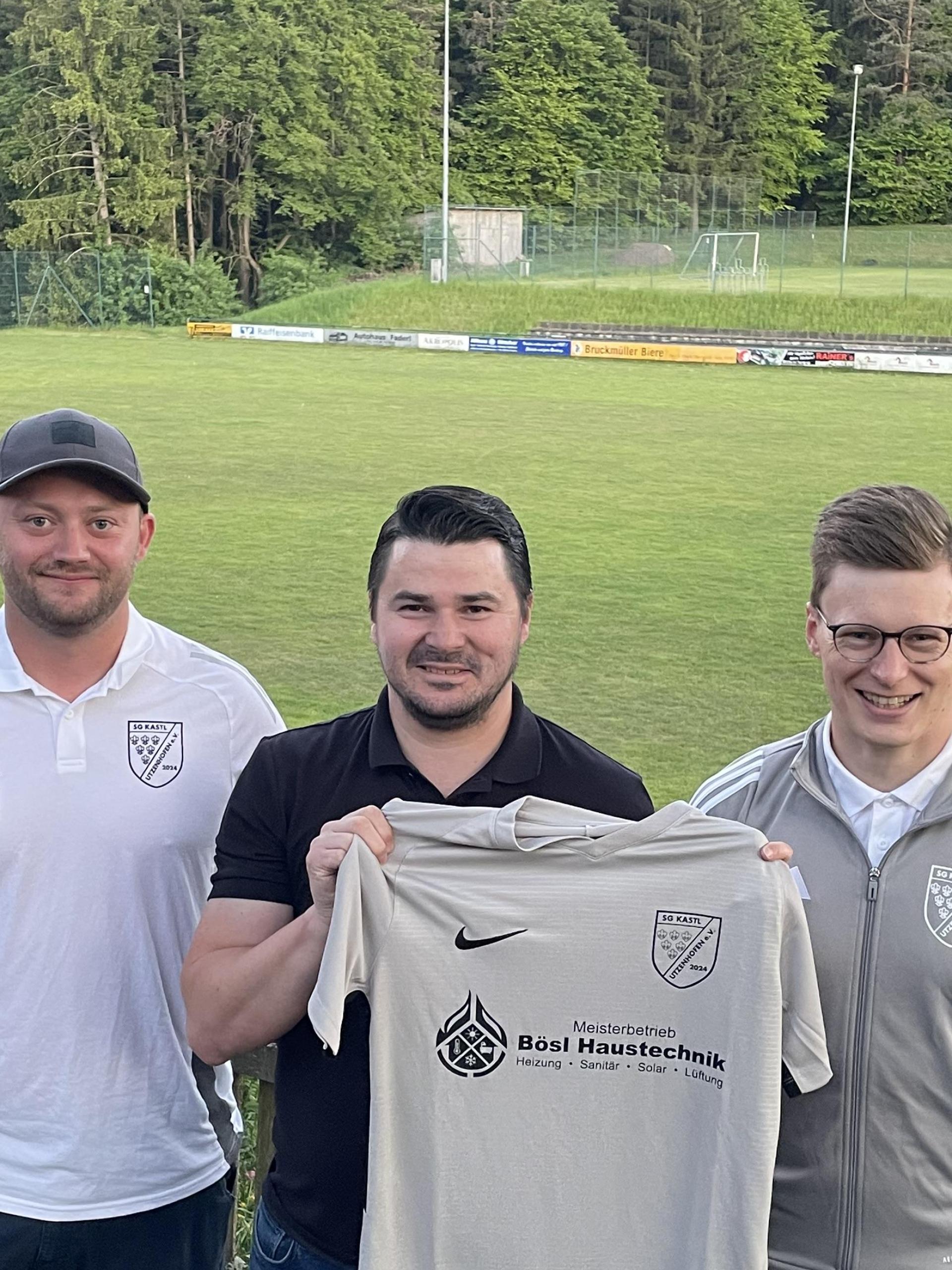 Moritz Riehl (links), Abteilungsleiter Fußball bei der DJK Utzenhofen, und Alexander Baumer (rechts), Beisitzer beim TuS Kastl, freuen sich über die Verpflichtung des neuen Trainers Daniel Hausner. (Bild: Christian Hondl/exb)