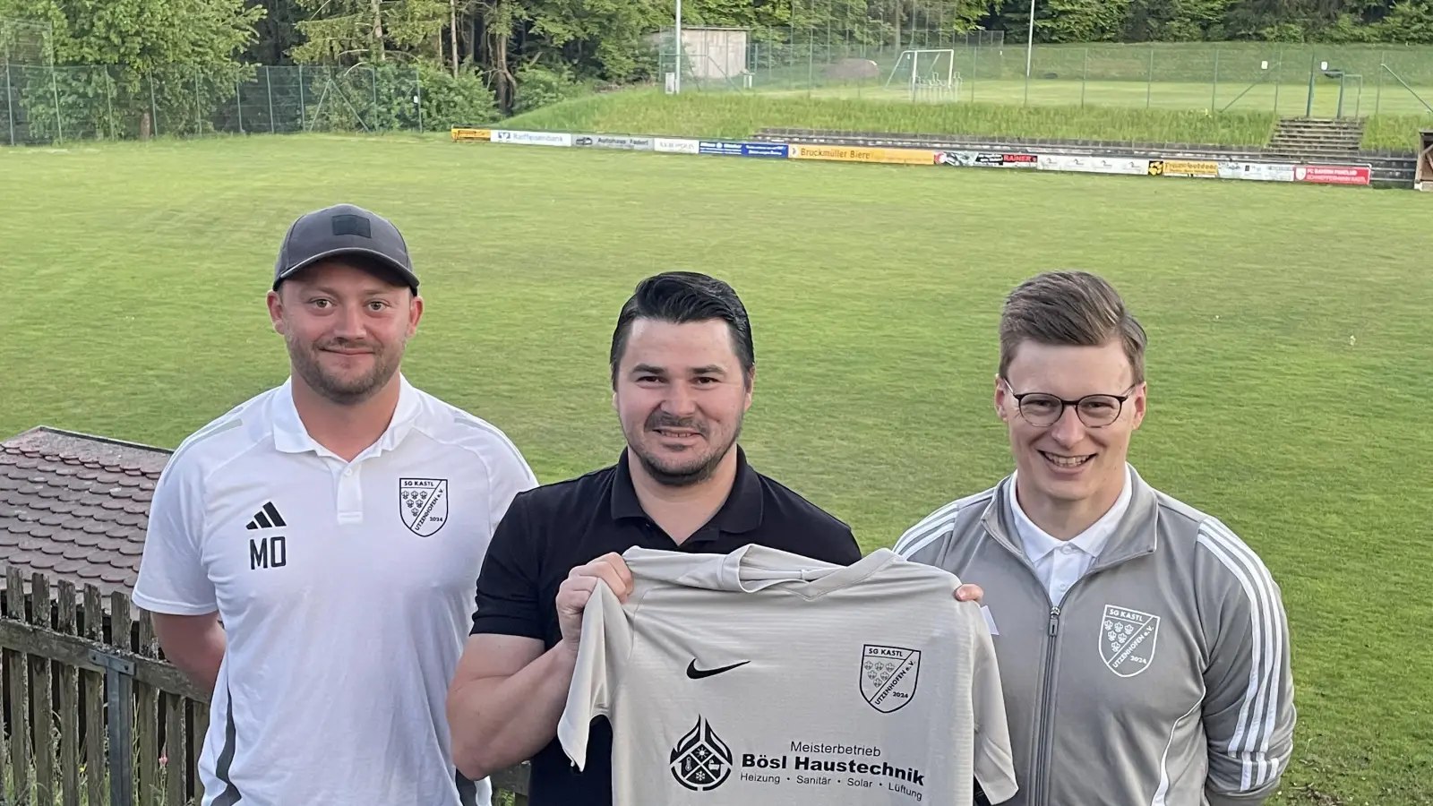 Moritz Riehl (links), Abteilungsleiter Fußball bei der DJK Utzenhofen, und Alexander Baumer (rechts), Beisitzer beim TuS Kastl, freuen sich über die Verpflichtung des neuen Trainers Daniel Hausner. (Bild: Christian Hondl/exb)
