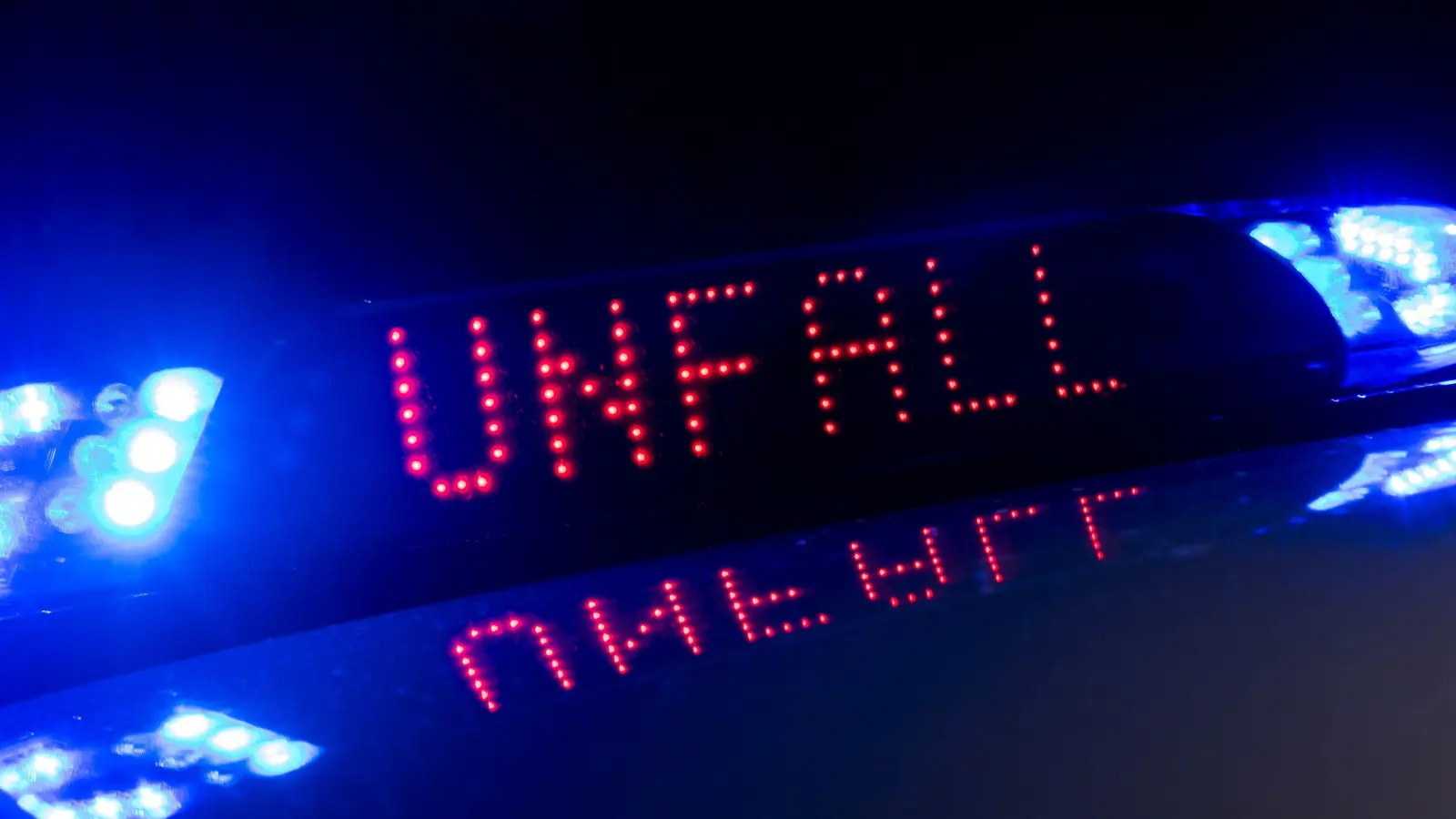 Zwei Autos kollidieren bei einem Verkehrsunfall bei Großschönbrunn. (Symbolbild: Monika Skolimowska)