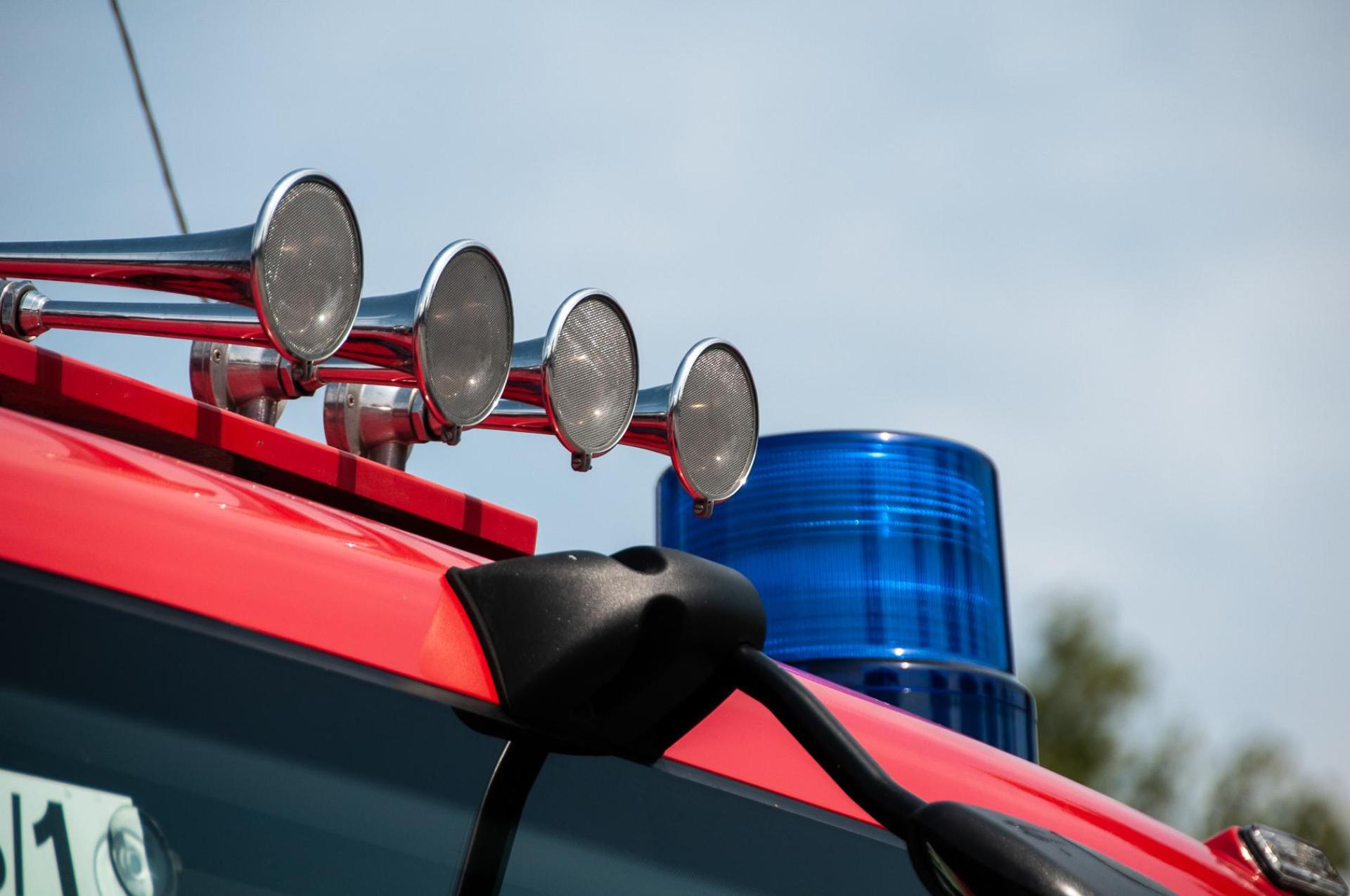 Wegen eines schwer verletzten Motorradfahrers sperrten Feuerwehrkräfte am Sonntag, 14. Juli, kurzzeitig die B299 bei Ursulapoppenricht. (Symbolbild: Alexander Unger)