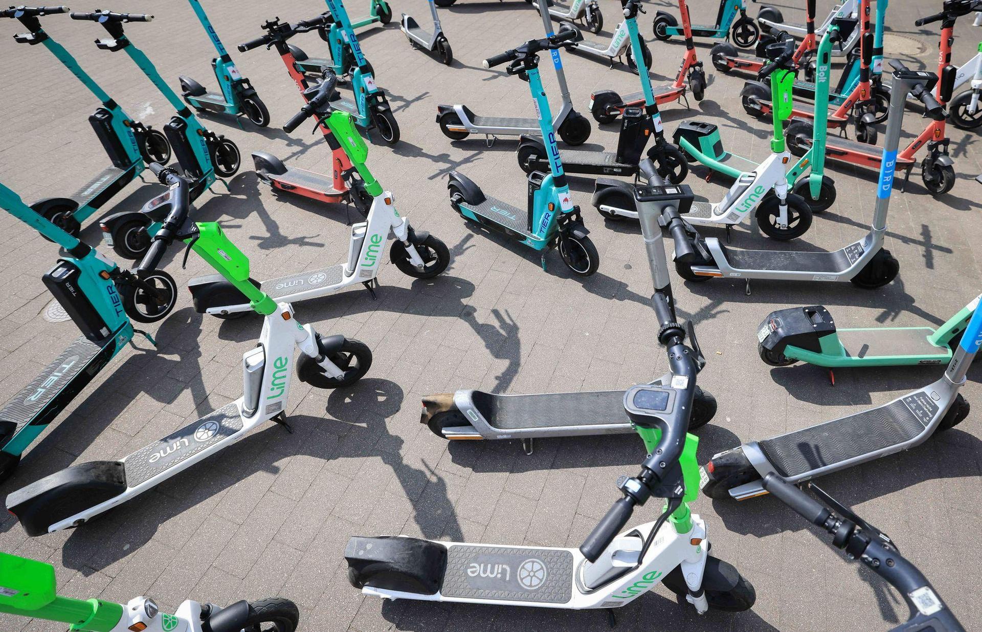 E-Scooter spalten die Gemüter: Die einen nervt es, dass sie auf dem Gehweg herumstehen – die anderen finden sie ungemein praktisch, um schnell voranzukommen. (Symbolbild: Christian Charisius/dpa/dpa-tmn)