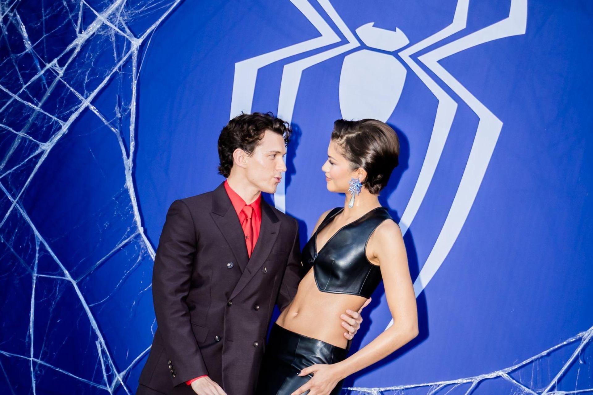 Tom Holland und Zendaya zeigten sich vor Tausenden Fans in Berlin. (Bild: Christoph Soeder/dpa)