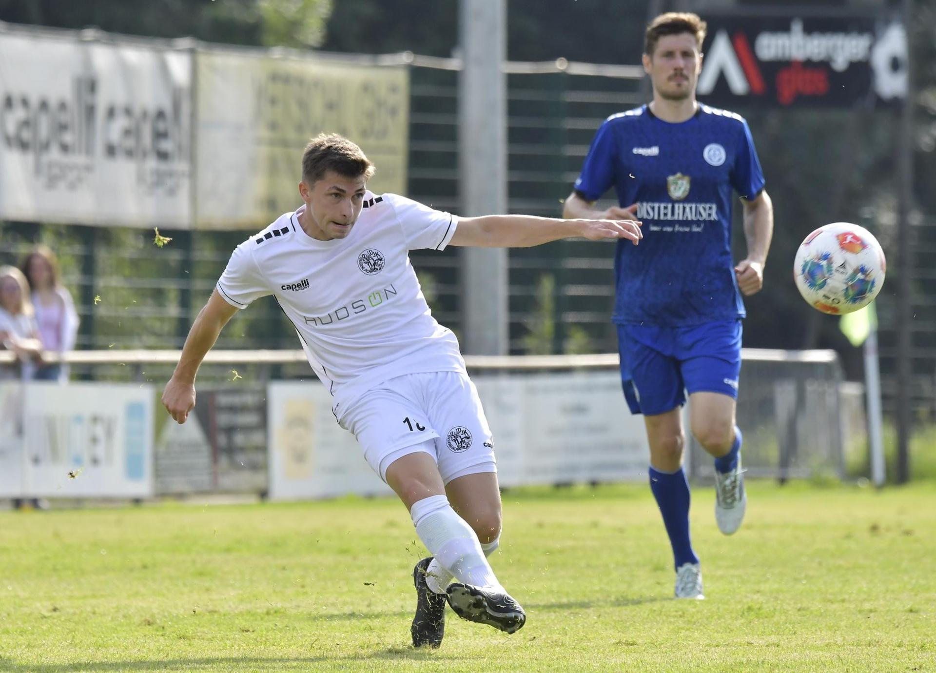 Fabian Geitner (links) verlässt den Bayernligisten DJK Gebenbach und spielt nach der Winterpause für den FC Amberg in der Bezirksliga Nord.  (Bild: Hubert Ziegler)