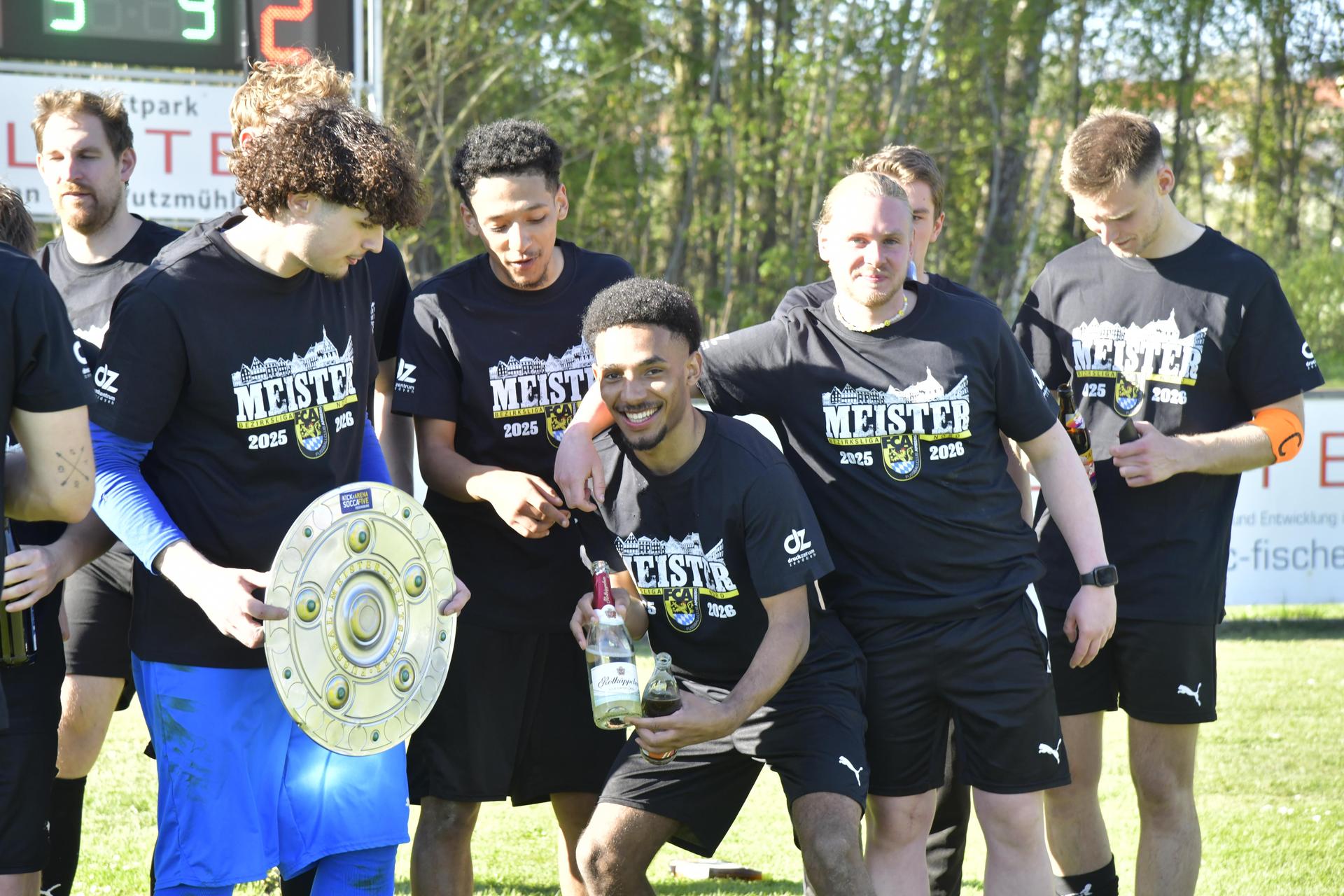 Der FC Amberg will nochmals feiern: Nach dem Titelgewinn in der Bezirksliga Nord will man nun auch Gesamt-Meister der Oberpfalz werden. (Bild: Hubert Ziegler)