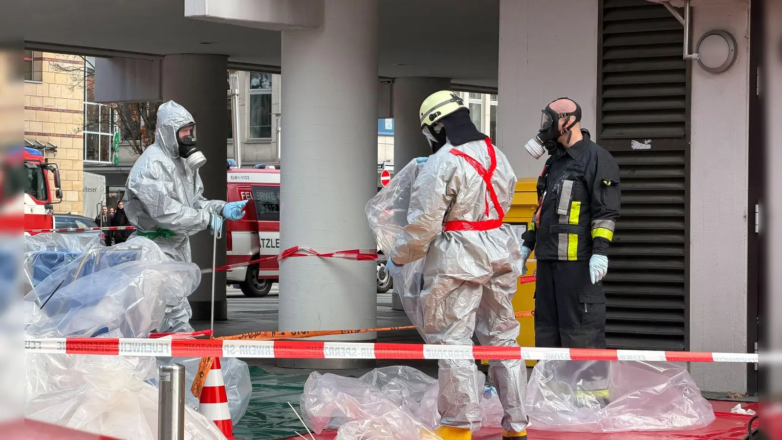 Die Feuerwehr war mit einem Dekontaminationsteam im Einsatz. (Bild: Sven Grundmann/NEWS5/dpa)