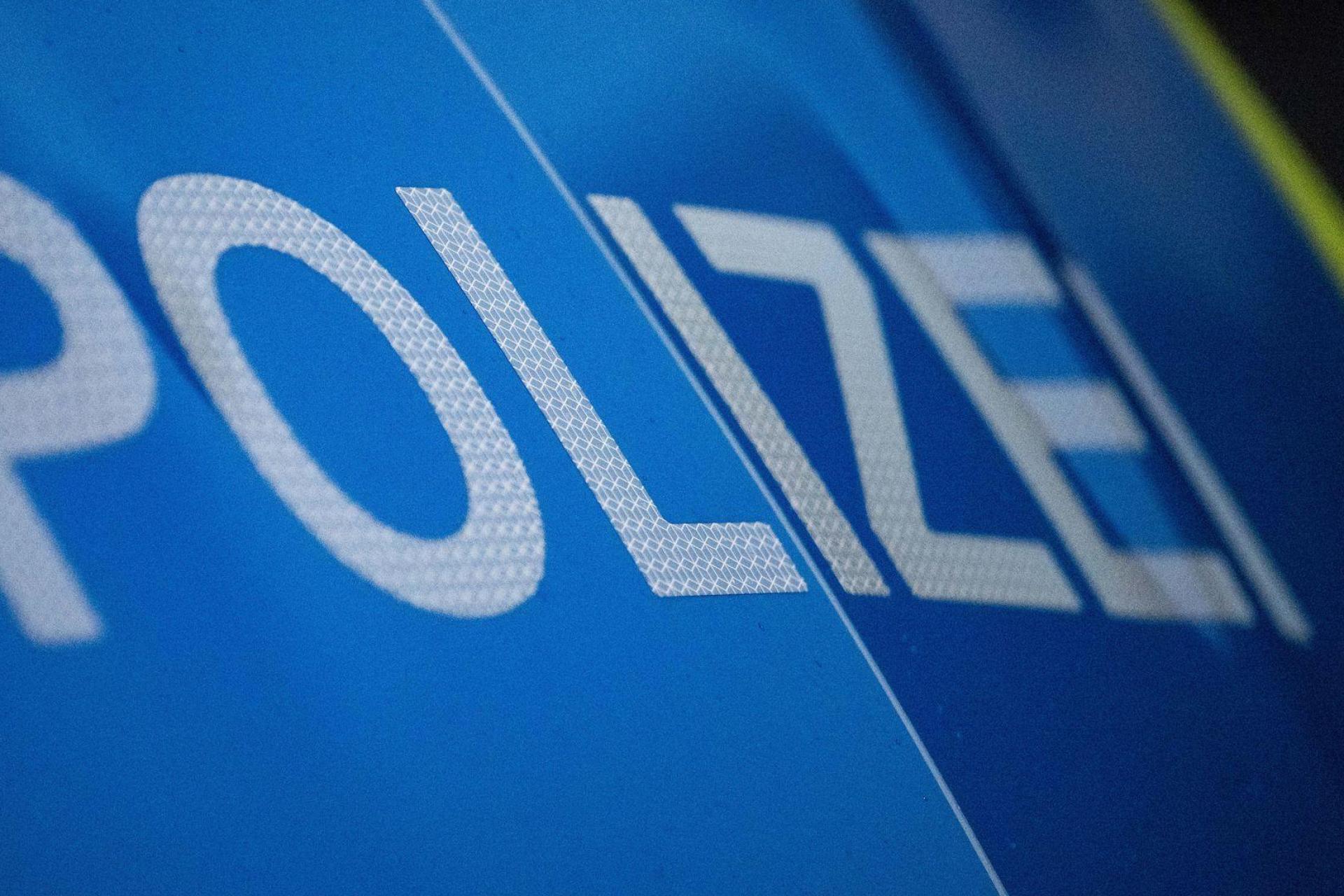 Die Polizei fand die mutmaßliche Unfallverursacherin und kassierte ihren Führerschein ein.  (Symbolbild: Marijan Murat/dpa)