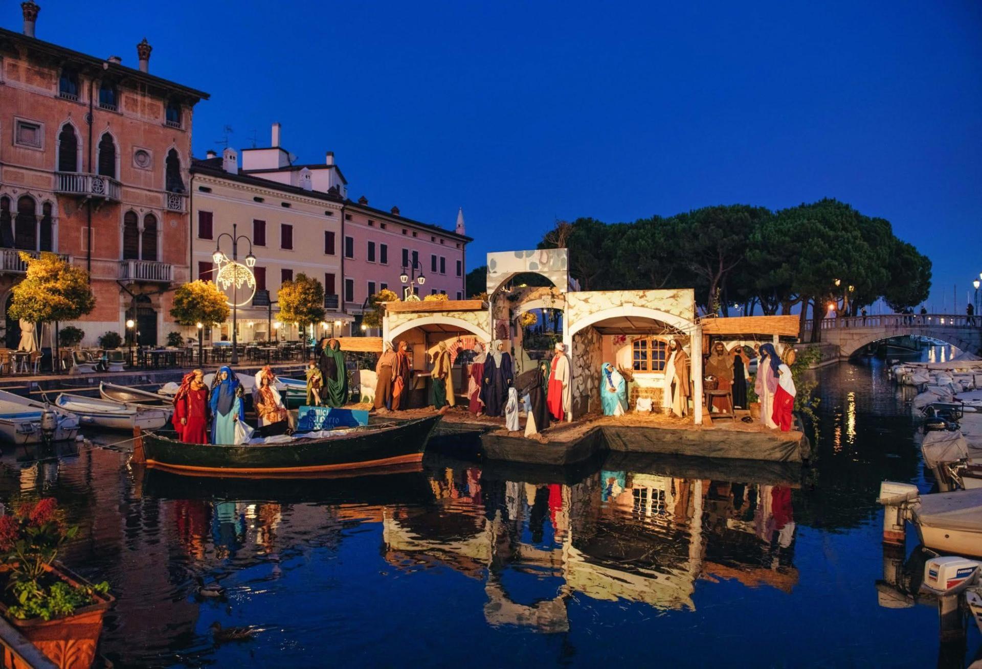 Ziel der Reise für Jugendliche des Stadtjugendrings ist Ambergs Partnerstadt Desenzano am Gardasee. Dieses Bild zeigt die Stadt um die Weihnachtszeit. (Archivbild: Pressestelle Città di Desenzano)