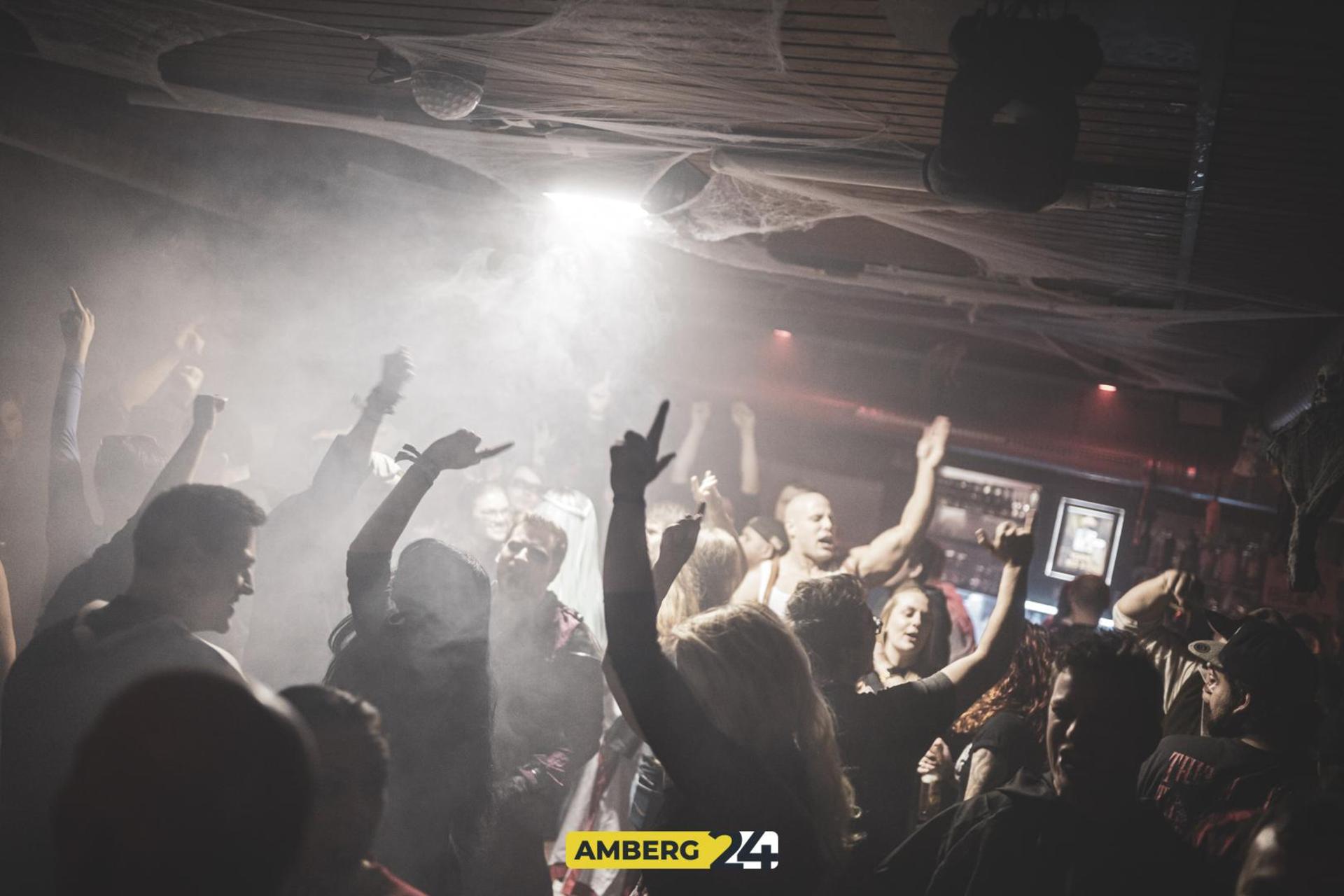 Saures auf die Ohren und eine spooky Atmo haben die Veranstalter der fetten Halloween-Party im Happy Rock versprochen. (Bild: Julia Bär)