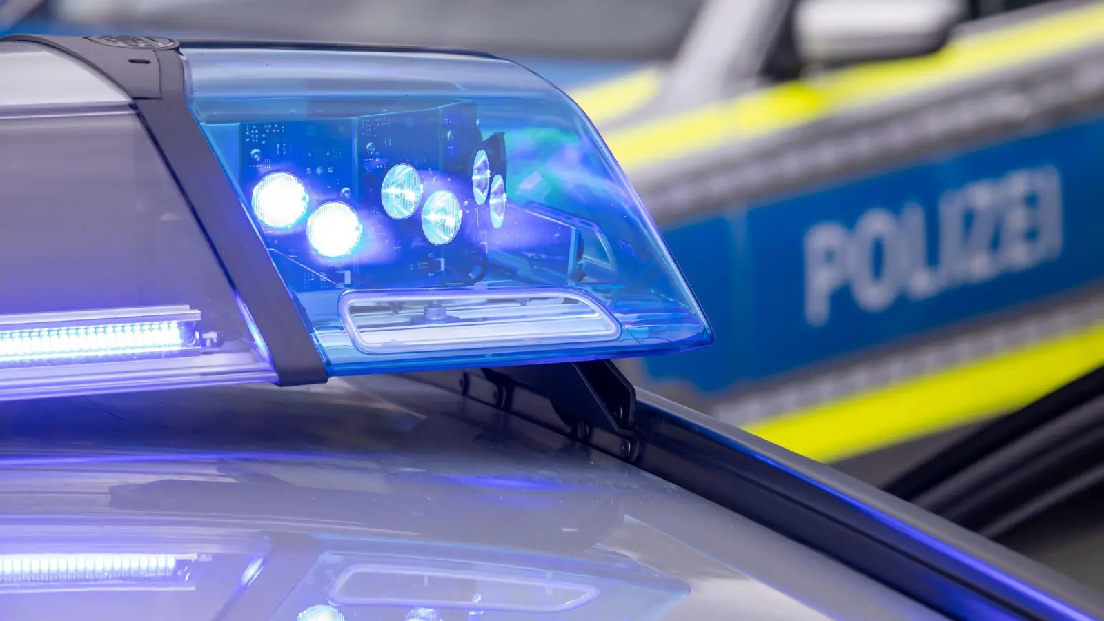Auf einem Parkplatz in Auerbach beschädigt eine Person einen BMW und fährt einfach weiter. Die Polizei bittet um Hinweise. (Symbolbild: Daniel Karmann/dpa)