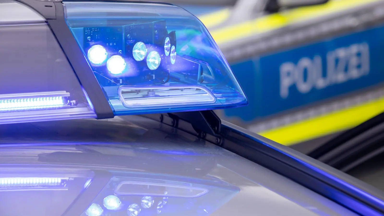 Die Polizei sperrte die Straße um das Haus herum ab. (Symbolbild) (Bild: Daniel Karmann/dpa)