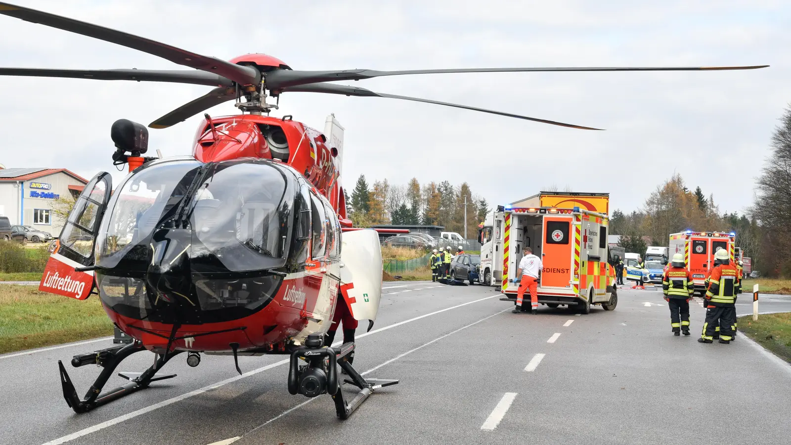 Nach einem Unfall bei Illschwang war die Staatsstraße 2164, ein Zubringer zur Autobahn A6, am Dienstag gesperrt. Hier landete ein Rettungshubschrauber-Team, um eine Verletzte ins Krankenhaus zu bringen.  (Bild: Petra Hartl)