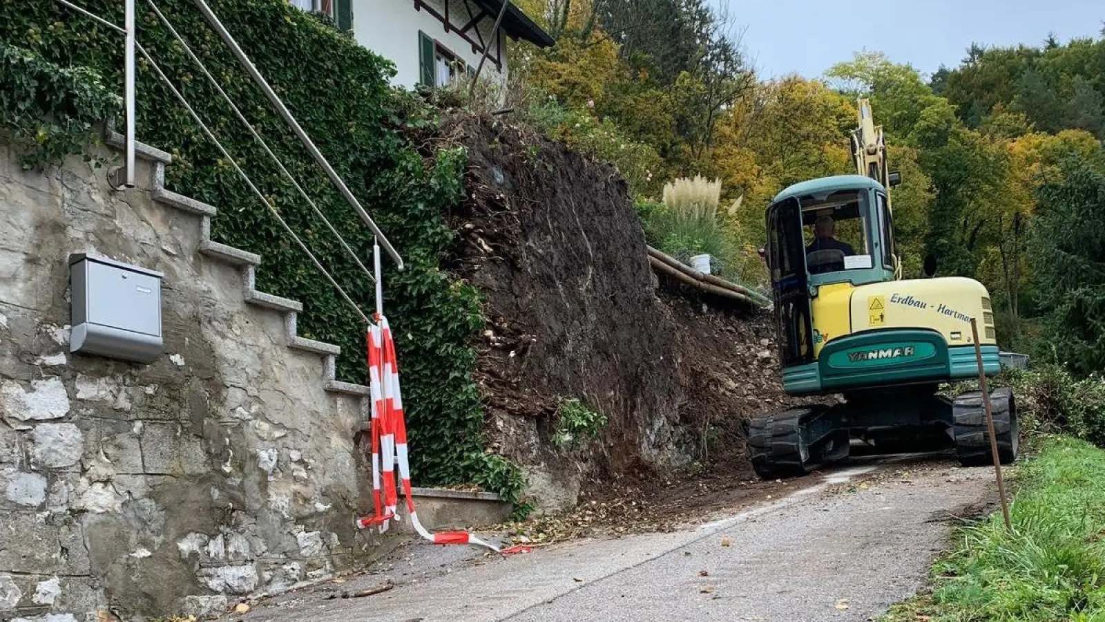 Ein Hangabrutsch in Oed bei Weigendorf führt zur Sperrung der AS 38. Die Straße bleibt gesperrt, bis Sicherungsmaßnahmen abgeschlossen sind. (Bild: Gabriele Bräutigam)