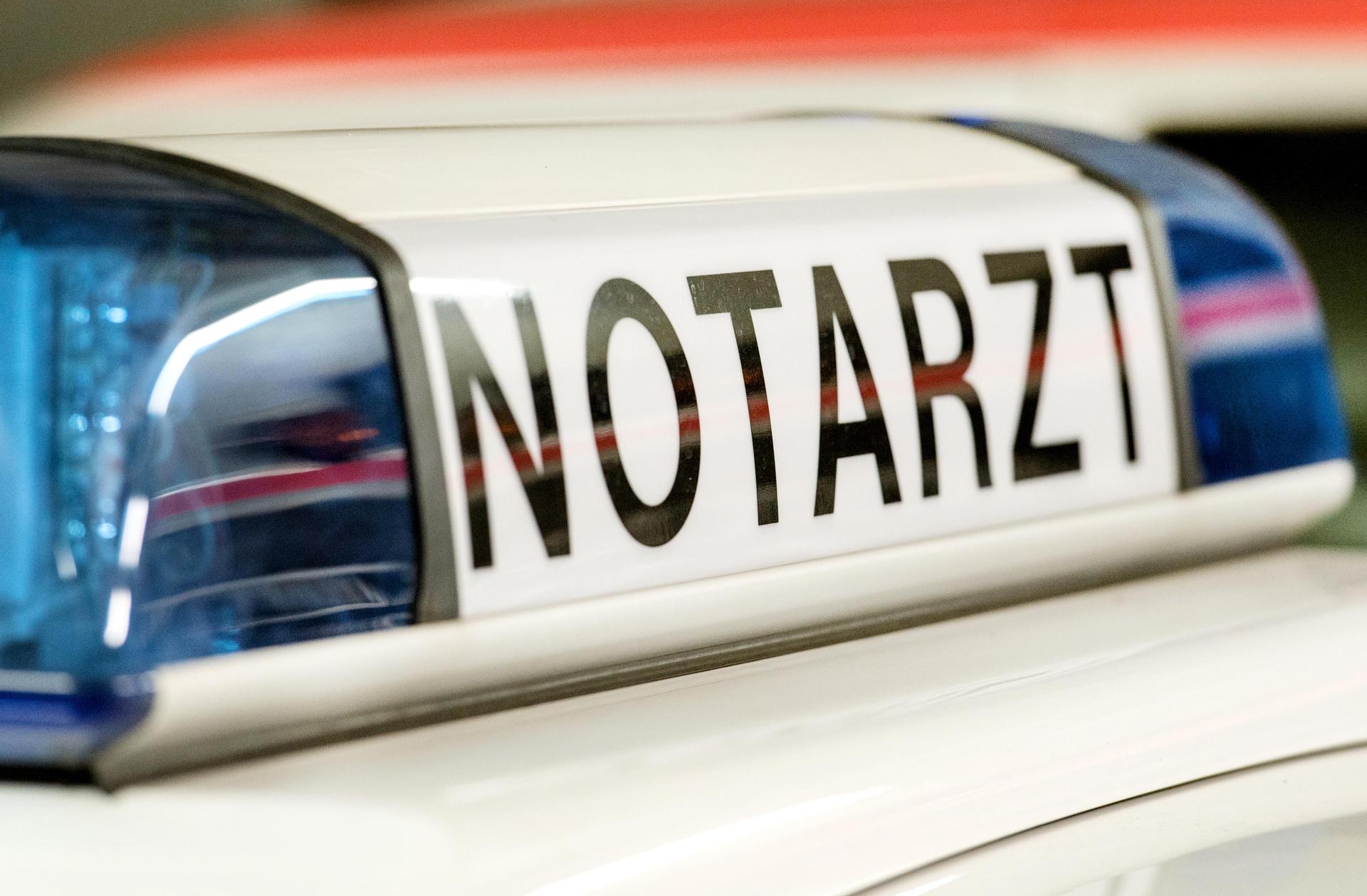 Ein Radfahrer wurde in Amberg bei einem Unfall mit einem Auto lebensgefährlich verletzt.  (Symbolbild: Patrick Seeger/dpa)