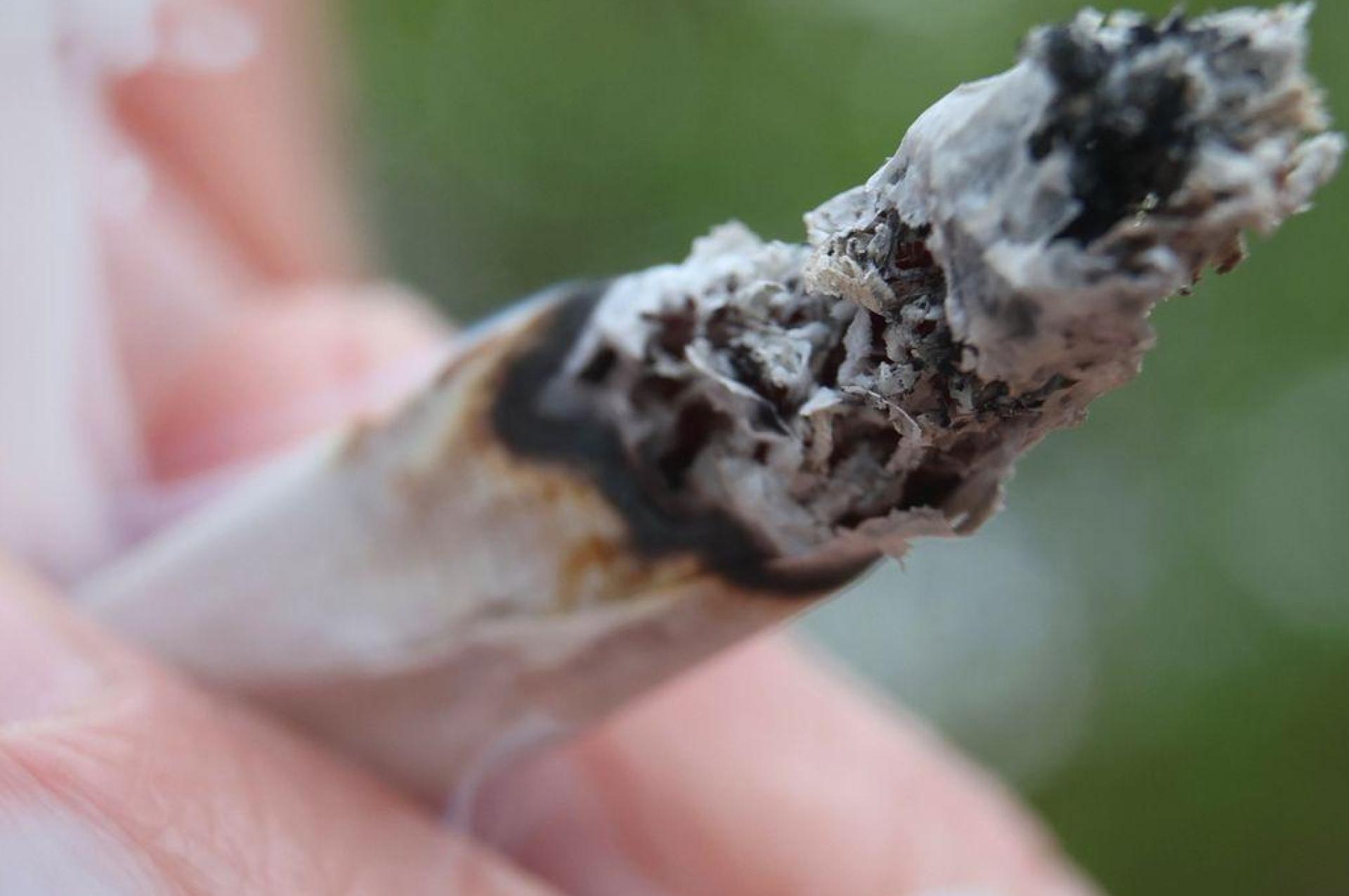 Im Freien besteht die Rausch-Gefahr durch Passivrauch „quasi überhaupt nicht“ (Bild: Karl-Josef Hildenbrand/dpa)