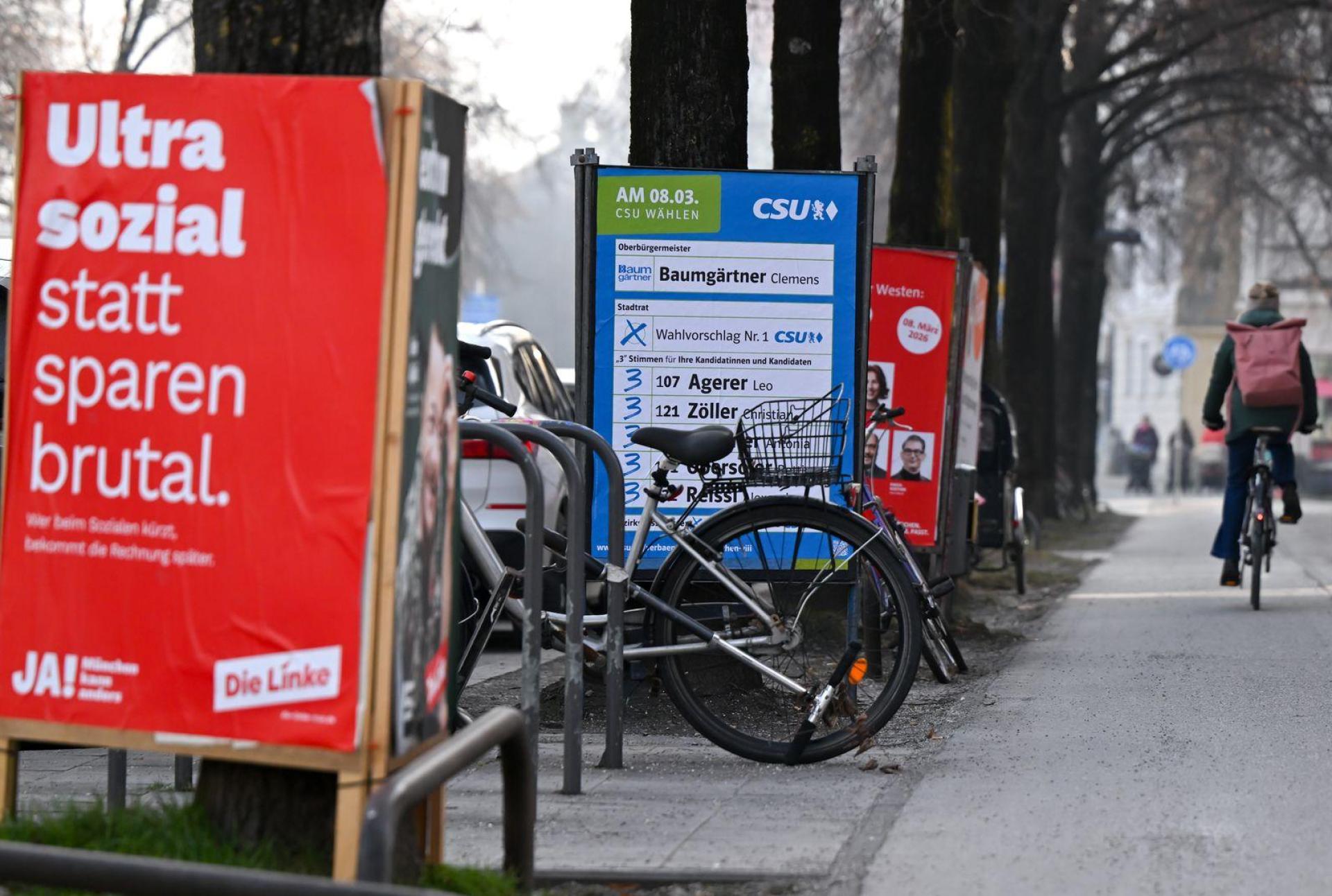 Unbekannte Täter haben ein Wahlplakat in Amberg mit schwarzer Farbe beschmiert. Die Polizei ermittelt. (Symbolbild: Sven Hoppe/dpa)